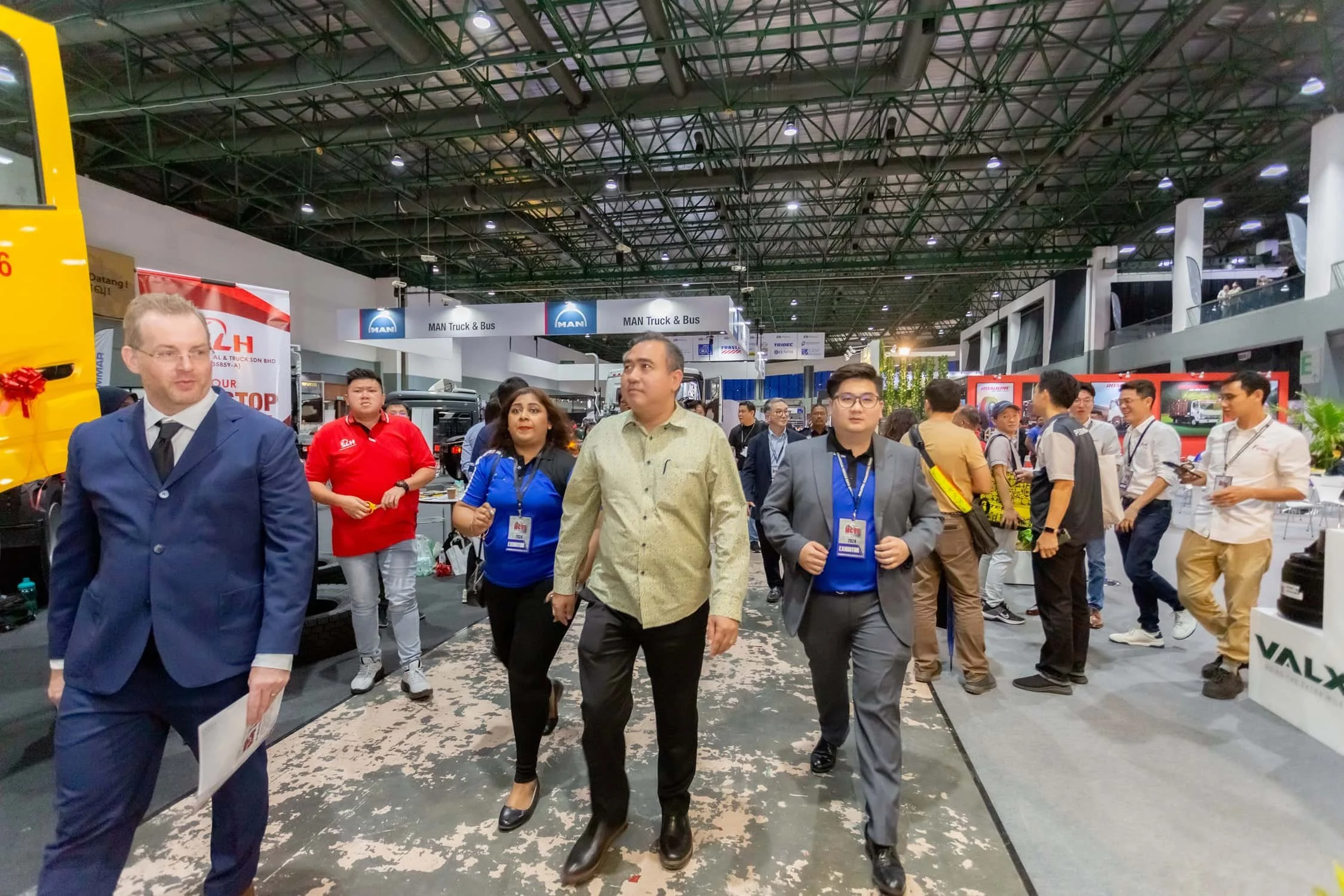 YB Anthony Loke Visiting the Exhibition floor.jpg