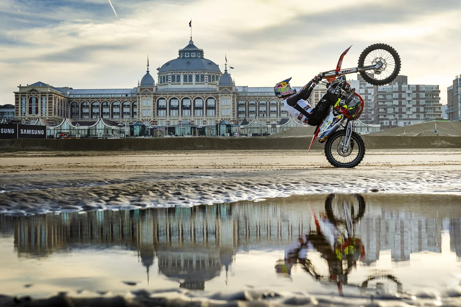 Robbie Maddison in front of the Kurhaus Scheveningen