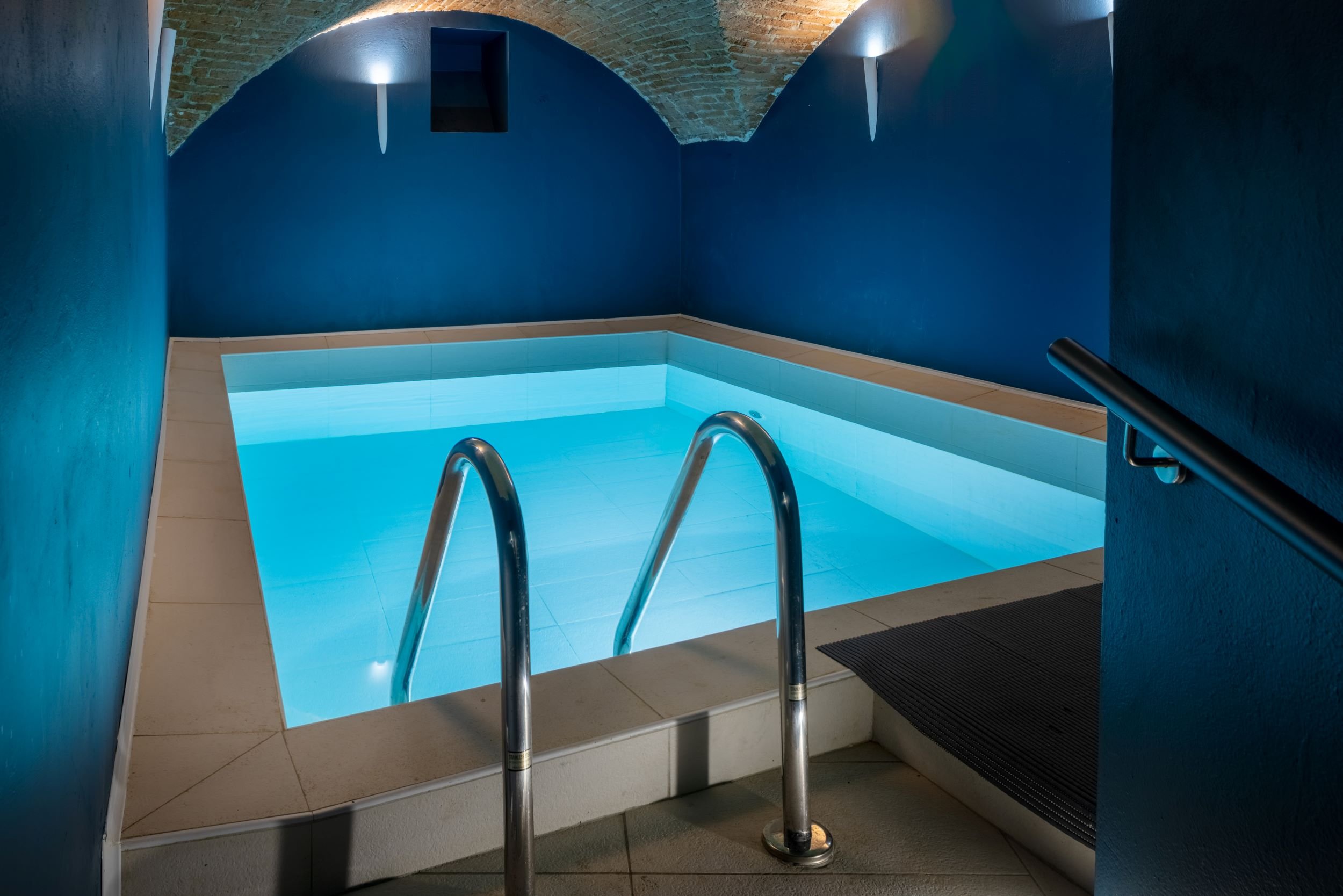 hotel number nine firenze spa counter current swimming pool in the heart of florence.jpg