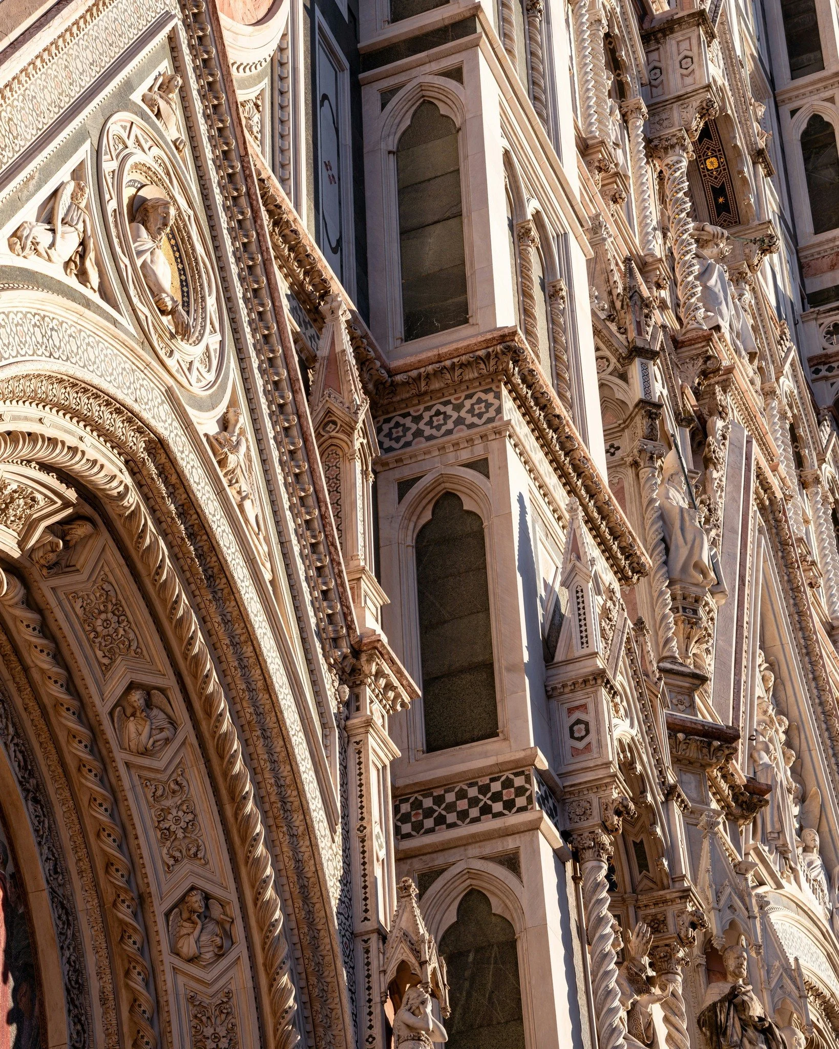 🌞 Florence flexin&rsquo; in the golden hour: when the sun hits Florence just right&hellip; the Duomo doesn&rsquo;t just shine, it owns the stage. 🏛️✨

Proof that some beauty is truly timeless.

#Florence #DuomoDiFirenze #GoldenHourGlow #ItalyTravel