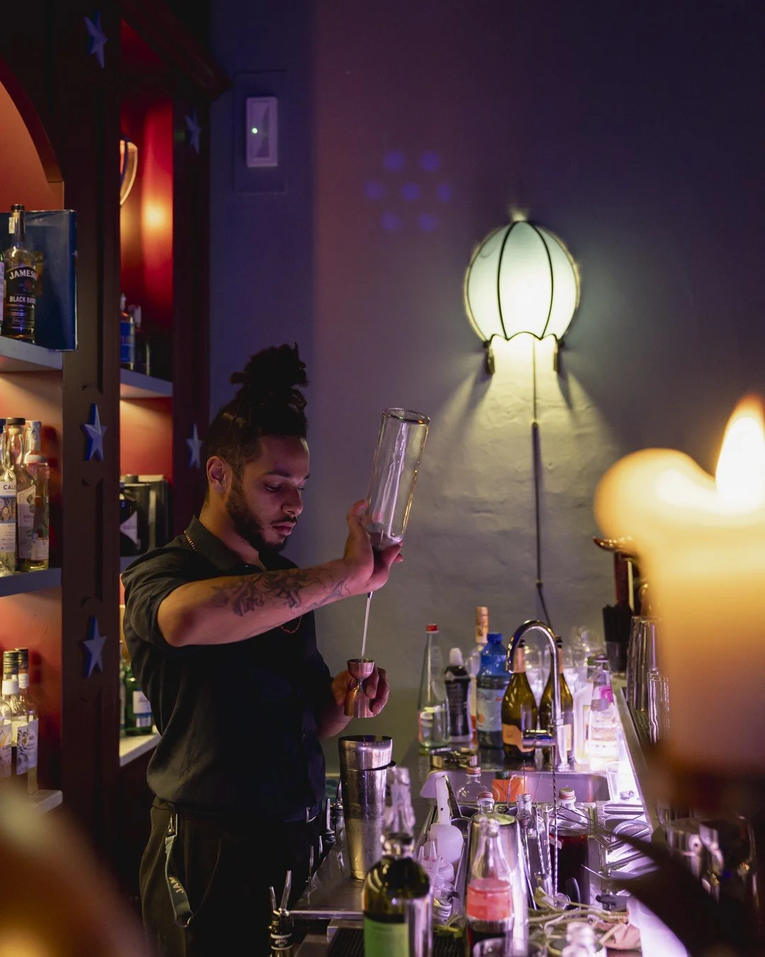 I bar degli hotel sono tornati: Un moderno rinascimento dei cocktail