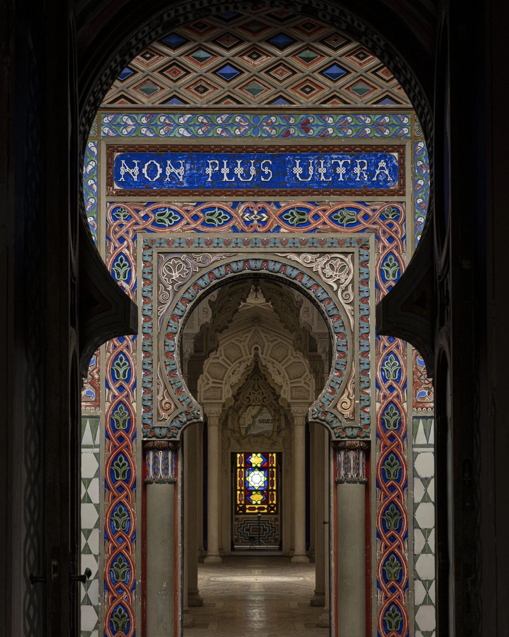 ✨ La Rinascita del Castello di Sammezzano ✨
NON PLUS ULTRA

Dopo trent&rsquo;anni di silenzio, il capolavoro dell&rsquo;orientalismo europeo torna a vivere.
Tra le sue sale e i suoi colori riaffiora una storia sospesa nel tempo &mdash; pronta a riscr