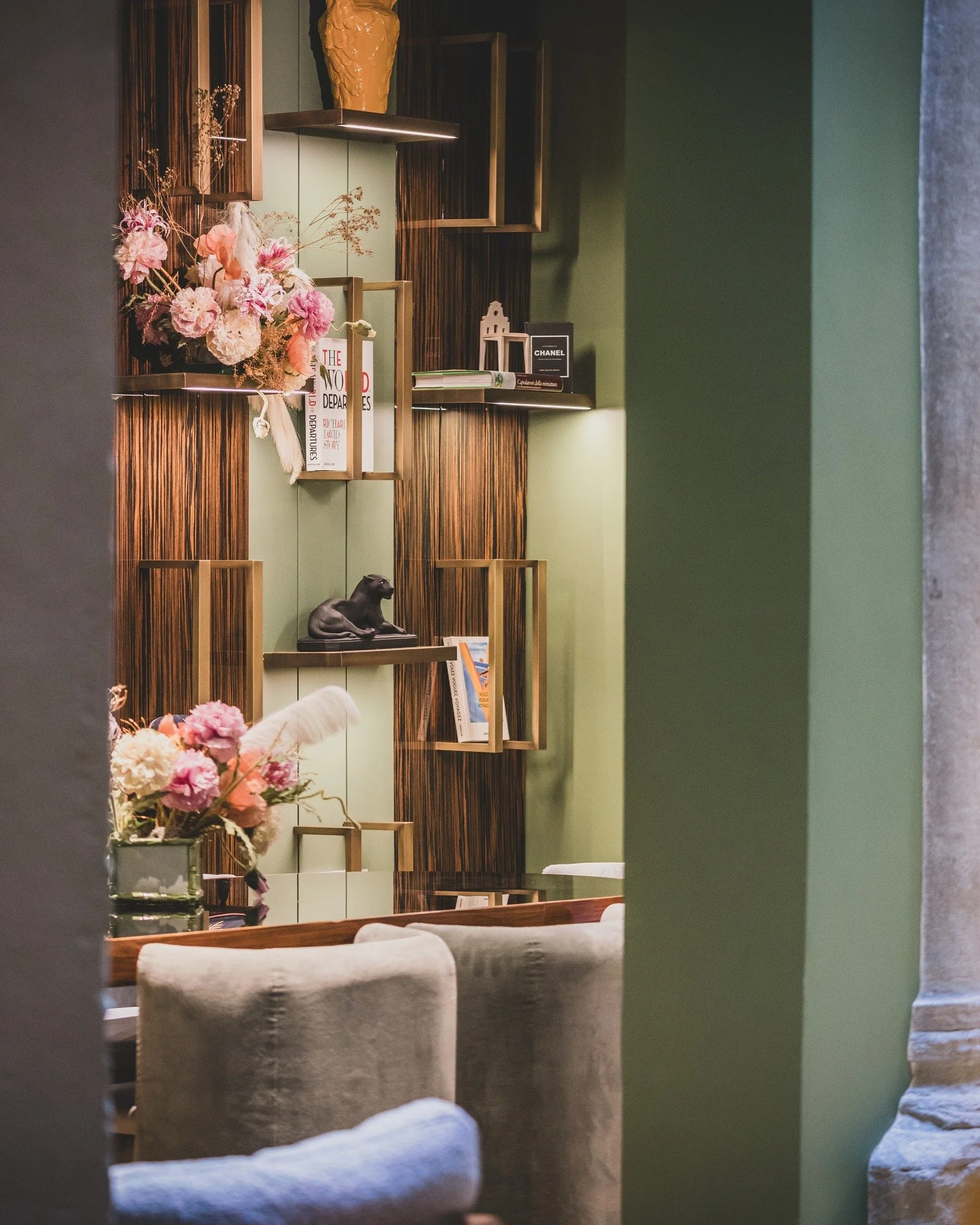 Before you step into your room, the moment you cross the entrance: this is the beginning of your journey. ✨
A space to pause, dream, and imagine all that awaits. 🌿🖤

#FirstImpression #HotelVibes #HouseOfNine #TravelMoments #LuxuryEscape #PoeticJour