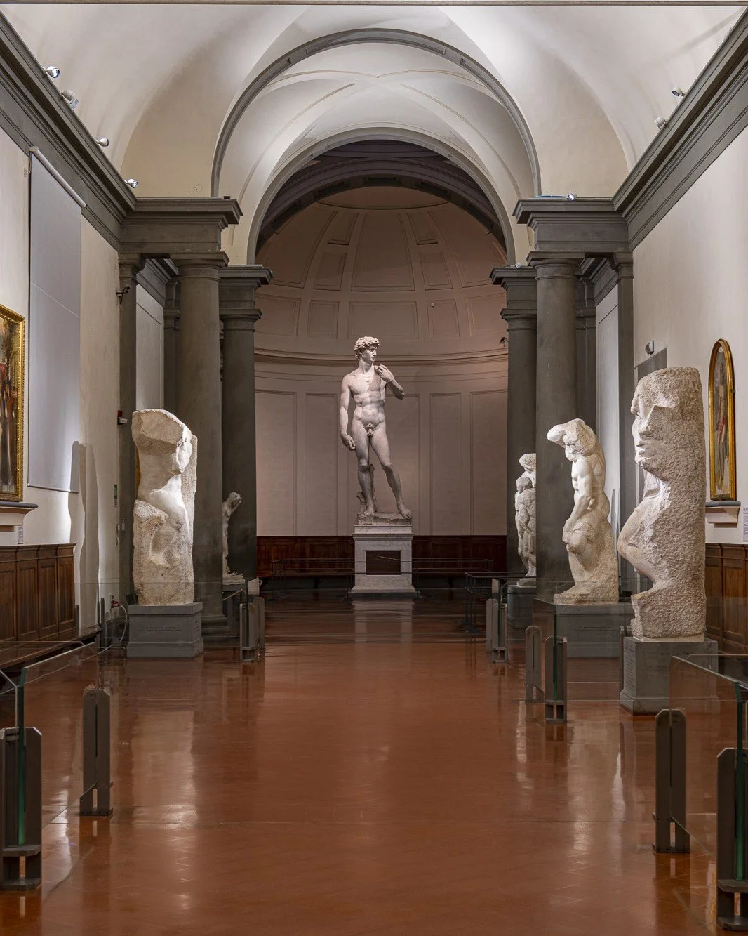 It’s cold outside ❄️, but Florence’s hidden gems shine inside the museums ✨

At the Galleria dell’Accademia, Michelangelo’s David awaits: a masterpiece of perfect proportions, astonishing detail, and unmatched expressive power