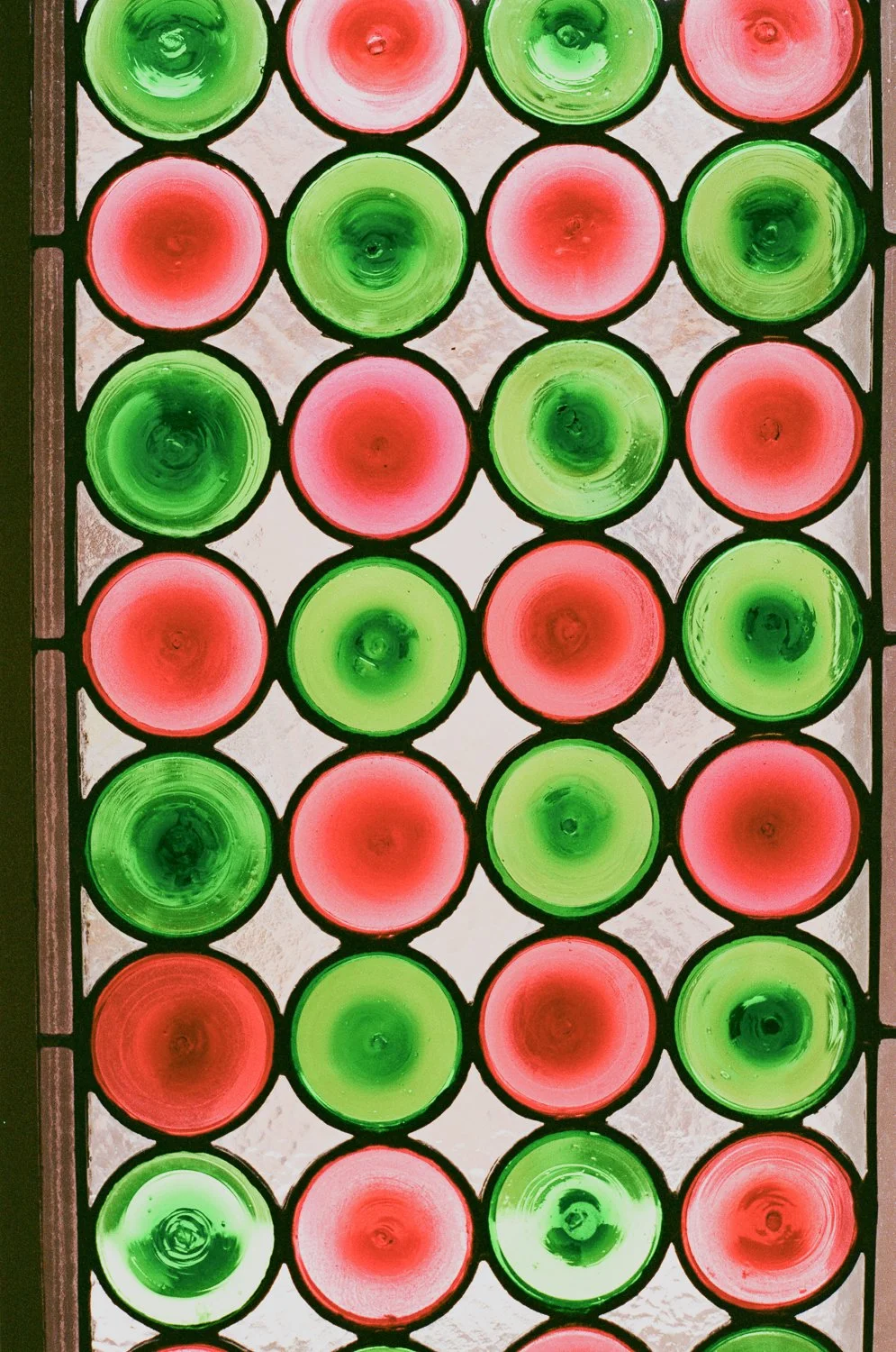 Vetrina con bottiglie di sapore rosso e verde illuminate