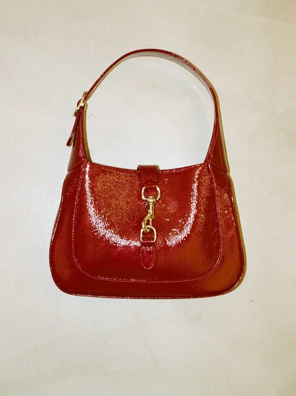 Borsa rossa in pelle con dettaglio dorato centrale