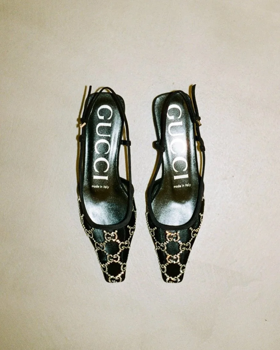 Scarpe nere con decorazioni di perline e dettagli dorati, marca Gucci, fatte in Italia.