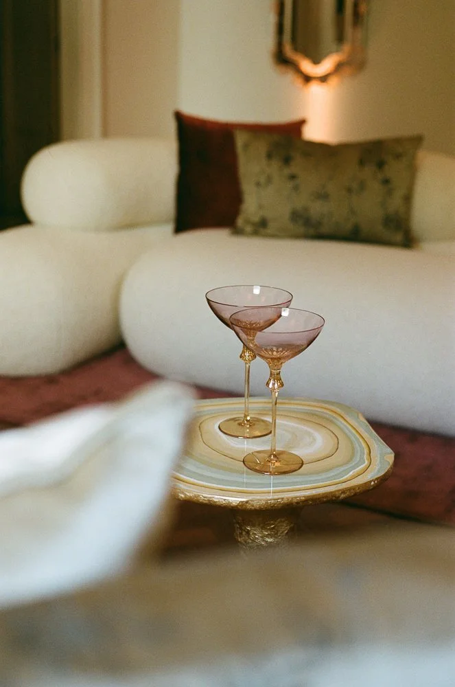 Due bicchieri di cocktail con coppe colorate sul tavolino in soggiorno.