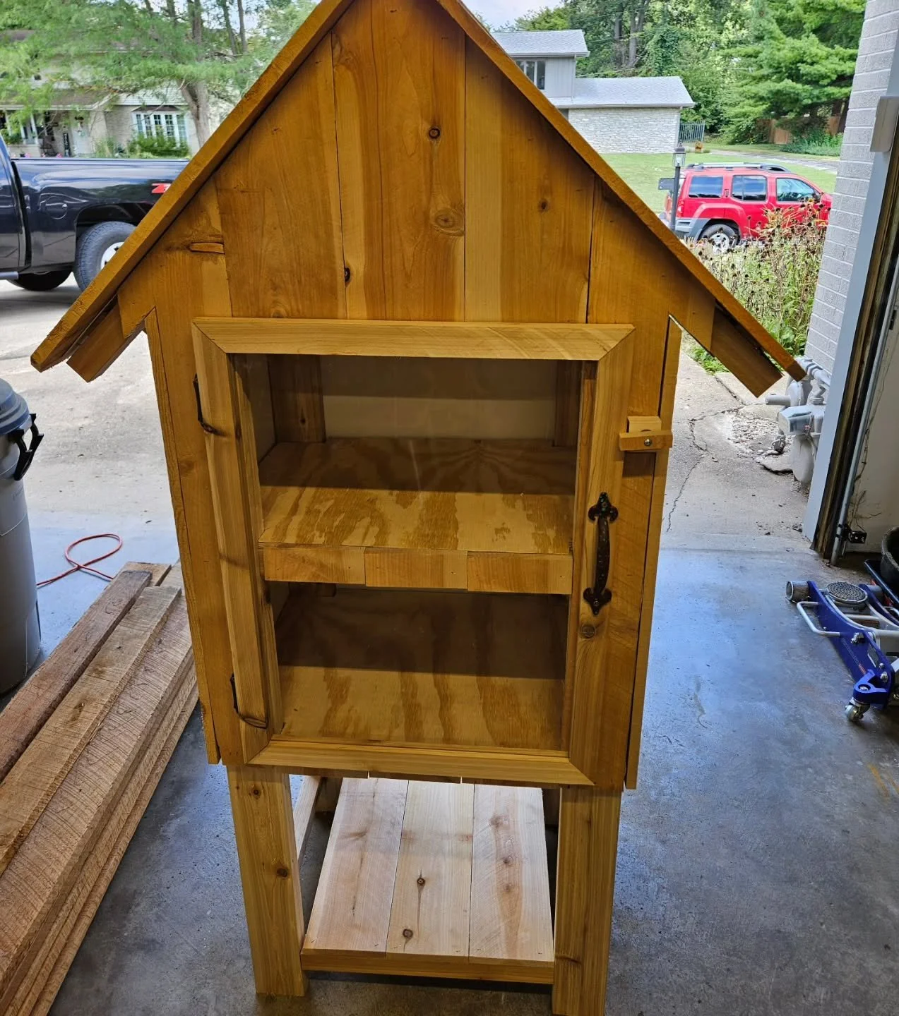 Little library #2 is complete! (No, Holly doesn't get a second location 😜). 

On to the next one(s)!