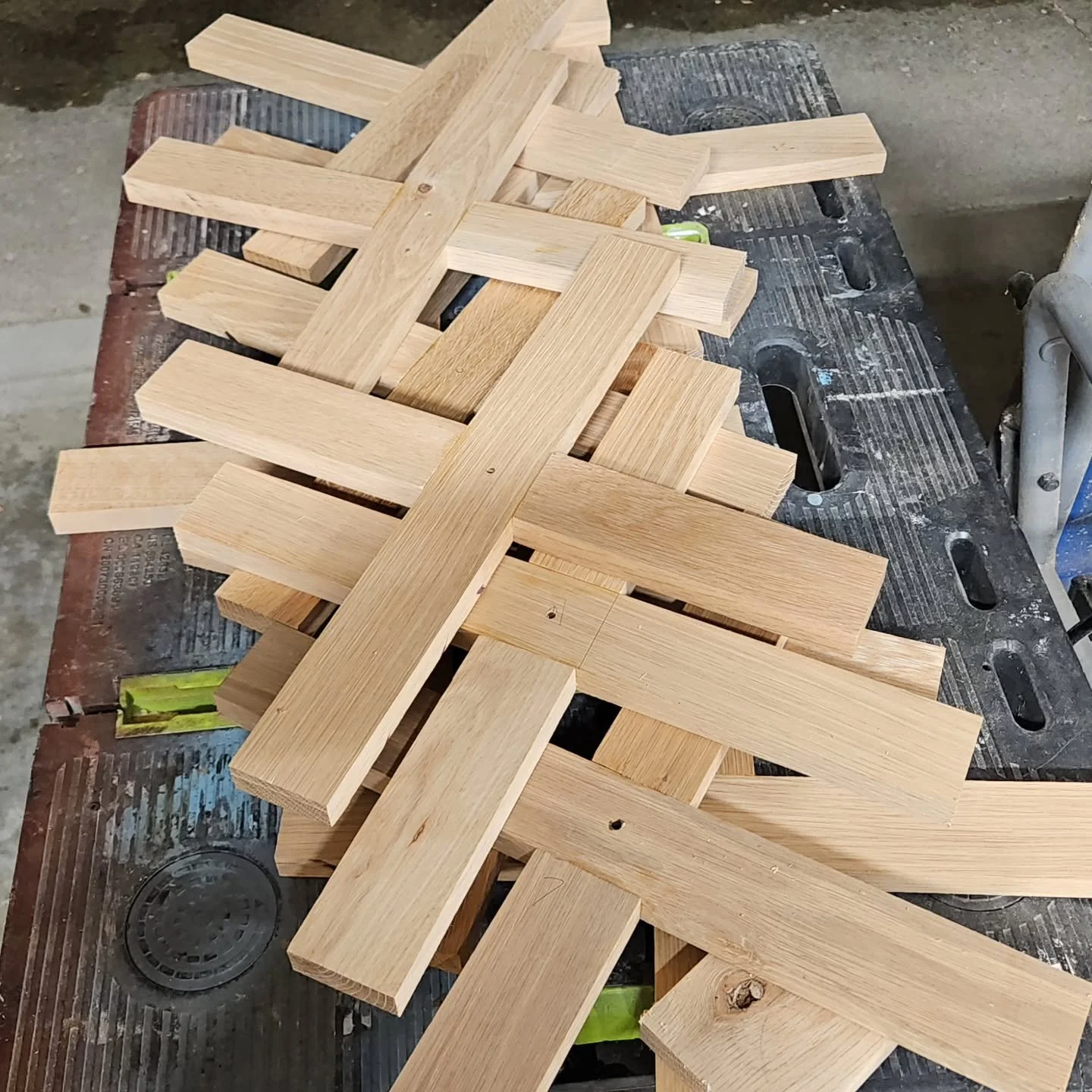 Nice evening to be in the shop working on subassemblies. The pieces are moving into place. 🧩 

Add a little @getmorechevelle playing in the background to boost the productivity 😁

#october #darkthirty #indiana #fall #monday #woodworking #getittoget