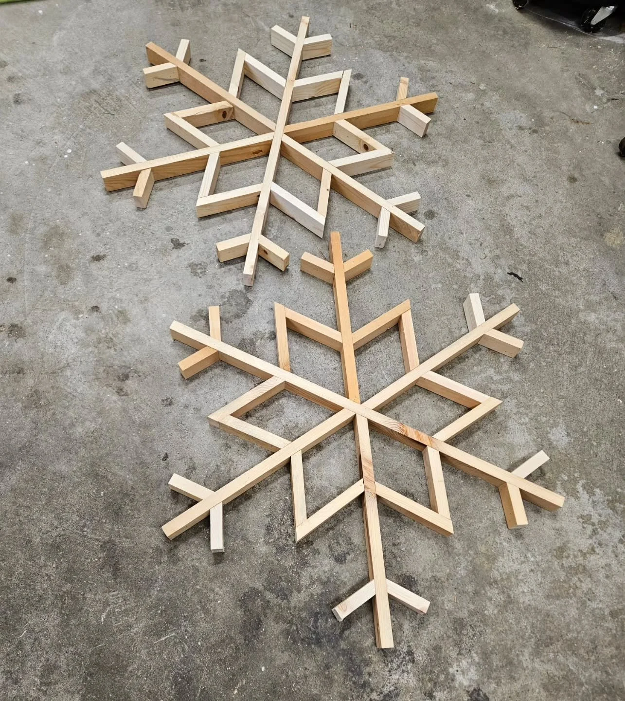 Was there a prediction for snow today? There's a little coming down in the shop today!

#letitsnow #funwithscraps #scrappilesave #woodworking #winter #winterdecor #happythanksgiving🦃