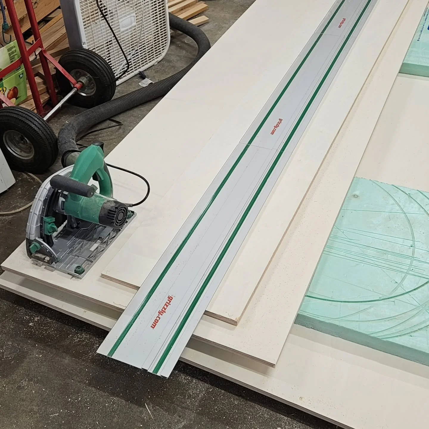 Breaking down plywood on the garage floor ...not the most fun I've had today.

#tracksaw #smallshop #garageshop #smallbusiness #bringiton

@grizzlymachines