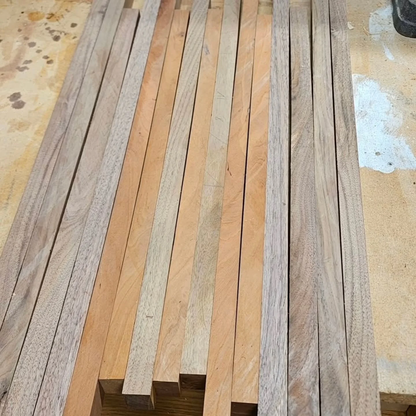 I think it's been almost 2 years since I built my last cutting board. Had the opportunity recently. Made a couple errors, but I think I was able to recover it nicely.

#woodworking #kitchentools #walnut #cherry