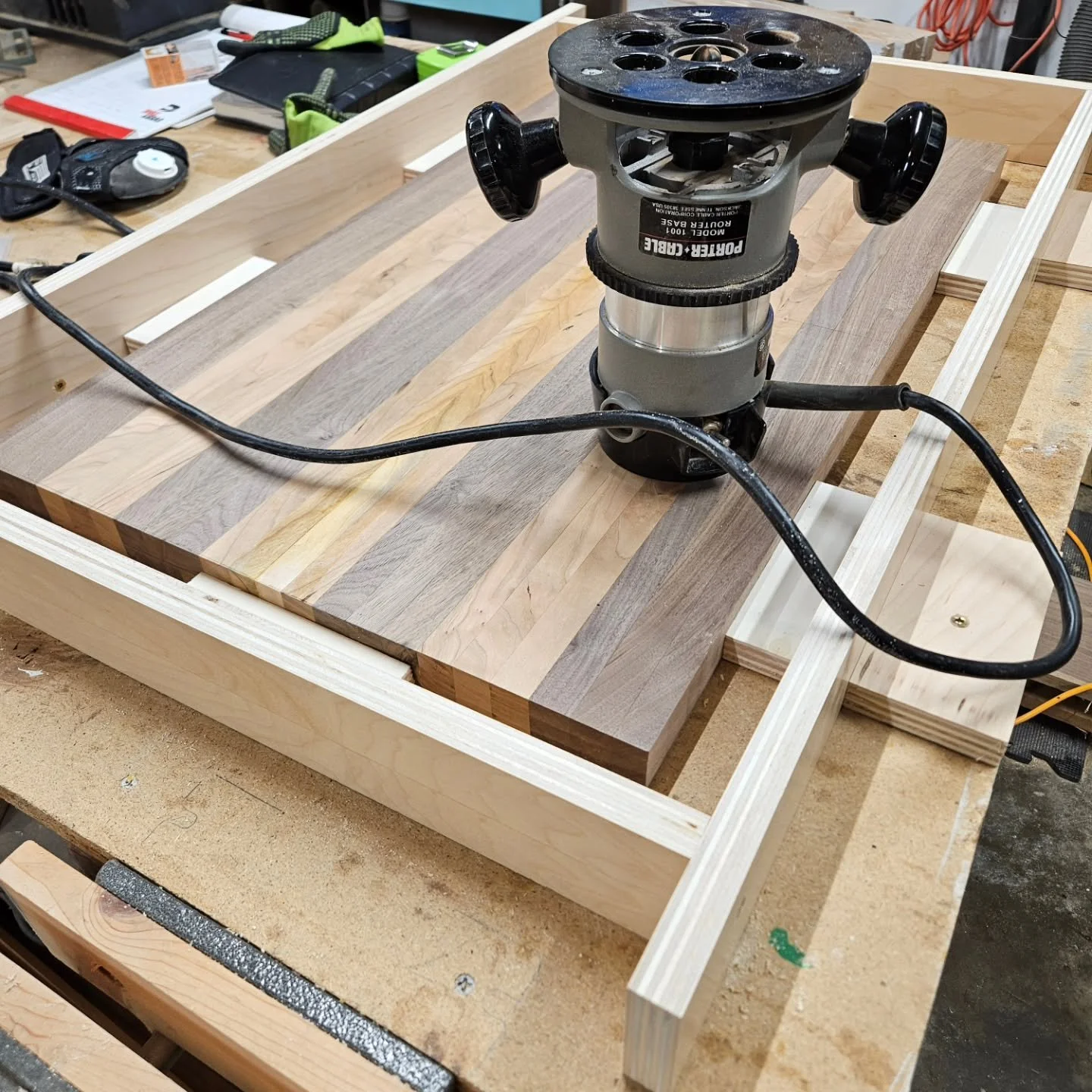 My least favorite part of making a cutting board, routing out the juice groove. This is the point of no return. A good setup, and focused attention are key. Let's do this!

#groovy #juicegroove #jig #preparation #getafterit