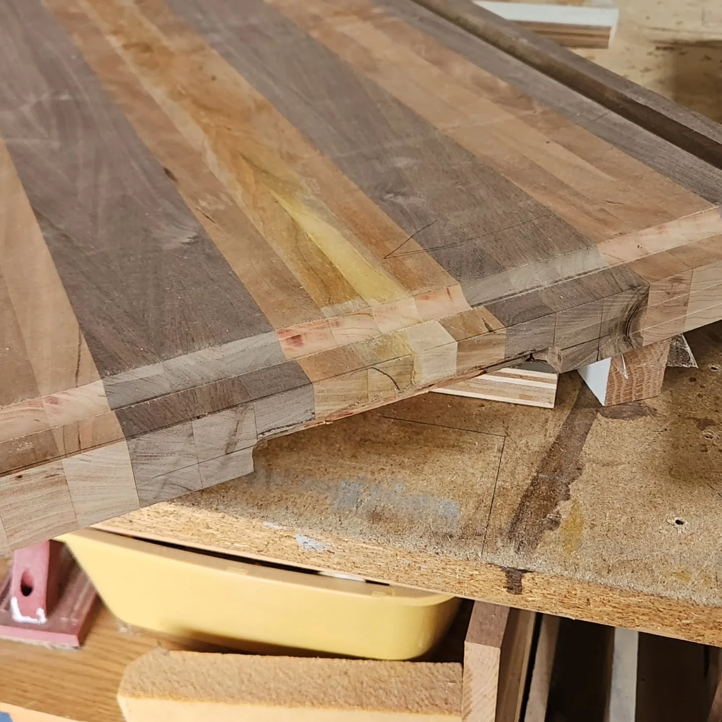 Juice groove ✅ 
Finger grooves ✅

Stress level - steadily decreasing. 

This board has given me a few challenges, but we're still progressing. Getting closer to finished each time I touch it.

#saturday #challenges #groovy #woodworking #saturday