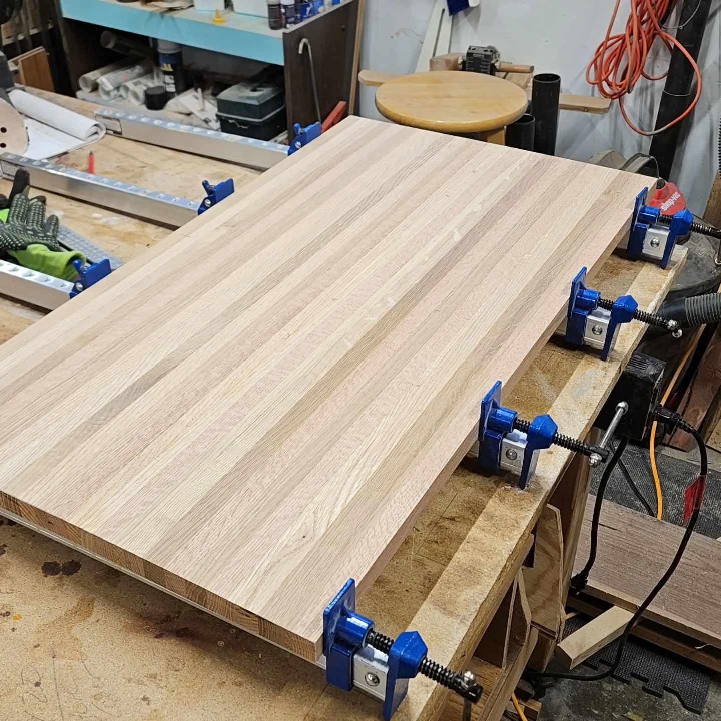 Another day, another glue up. 

This will make a fine kitchen addition.

#woodworking #oak #bigboards #kitchentools #formandfunction