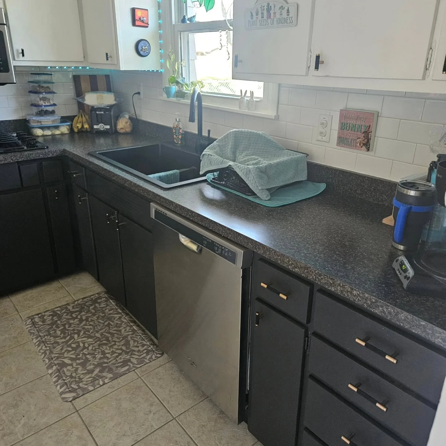 Small kitchen with limited counter space? Meet your new best friend. 

Not the first sink cover I've made, but the first I've made for ourselves! 😁 

Another good use of cutoffs from other projects too! Now, on to the next one!

#kitchen #kitchentoo