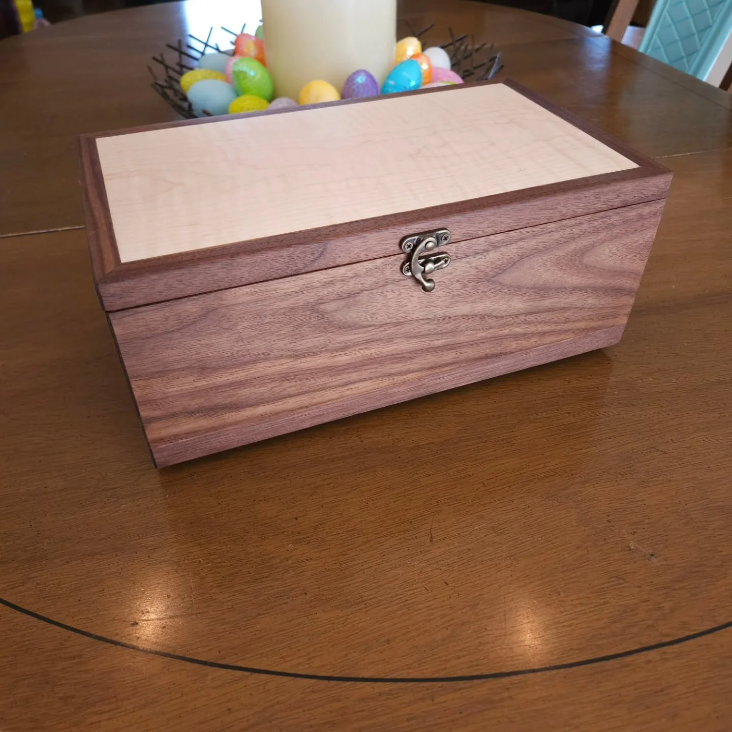 Had to hold off on posting this one a couple weeks due to being a gift for someone. Men's Valet Box. Walnut and Curly Maple contrasting nicely here.

 Finished in @walrusoil Furniture Butter to add protection with a natural look.

#handmade #giftbox 