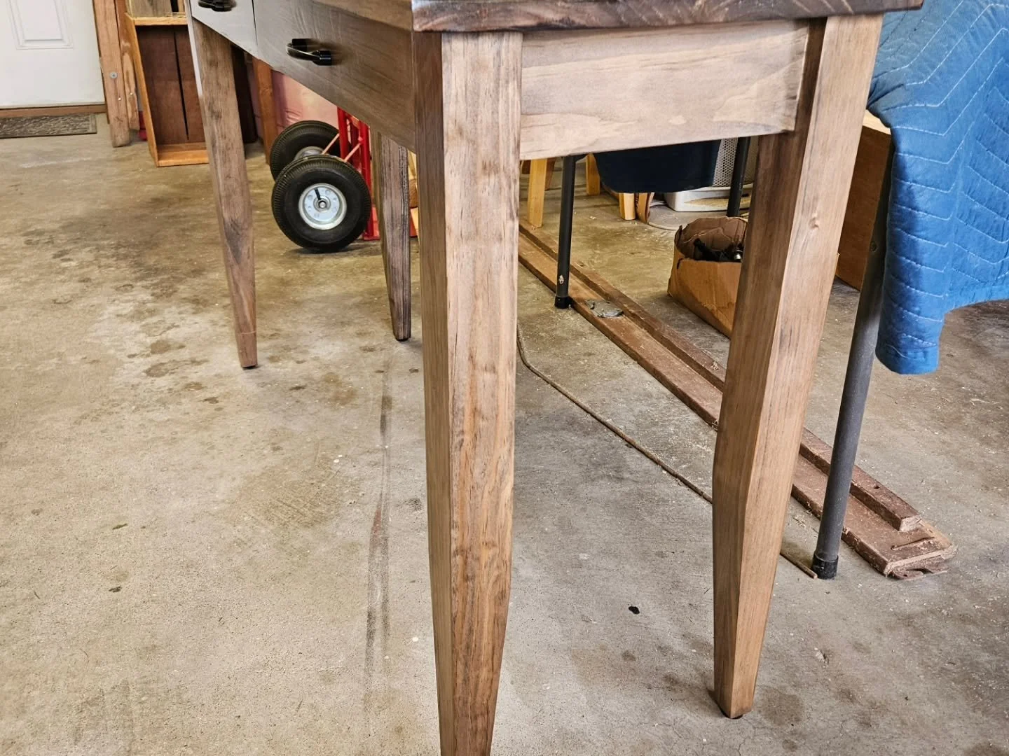 I've been waiting eagerly to share this one. Select grade, knot free pine with 'espresso' stain and a few coats of Polycrylic came together nicely. Im proud of this one.

And is it me, or does it give off some mid-century vibes. 

#woodworking #midce