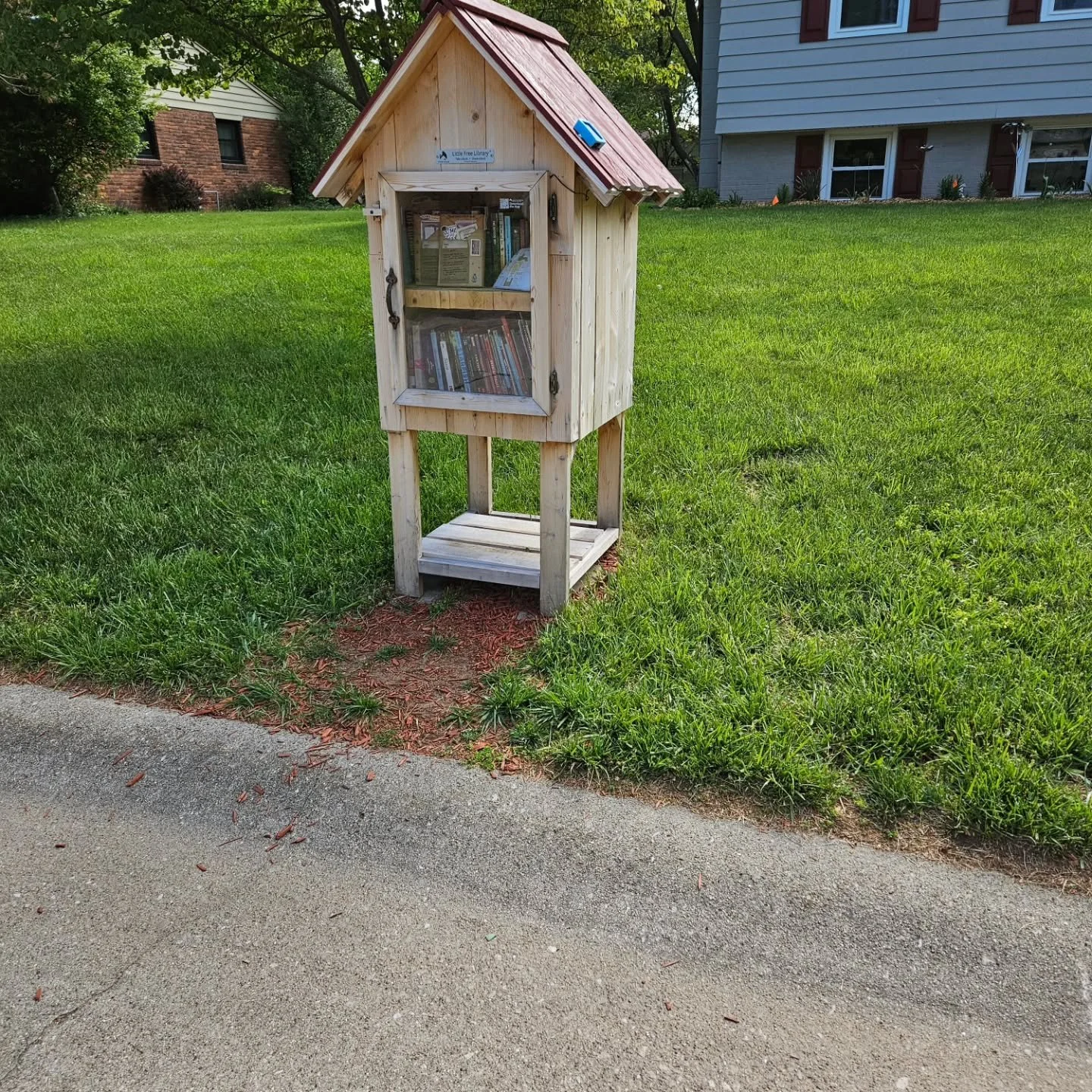 What do you do between projects? 

Other projects 🤣. We've been talking about mulching this area around the @littlefreelibrary for a while now, and today was the perfect day to get it done!

(New builds coming soon!)

#saturday #mulch #yardwork #boo