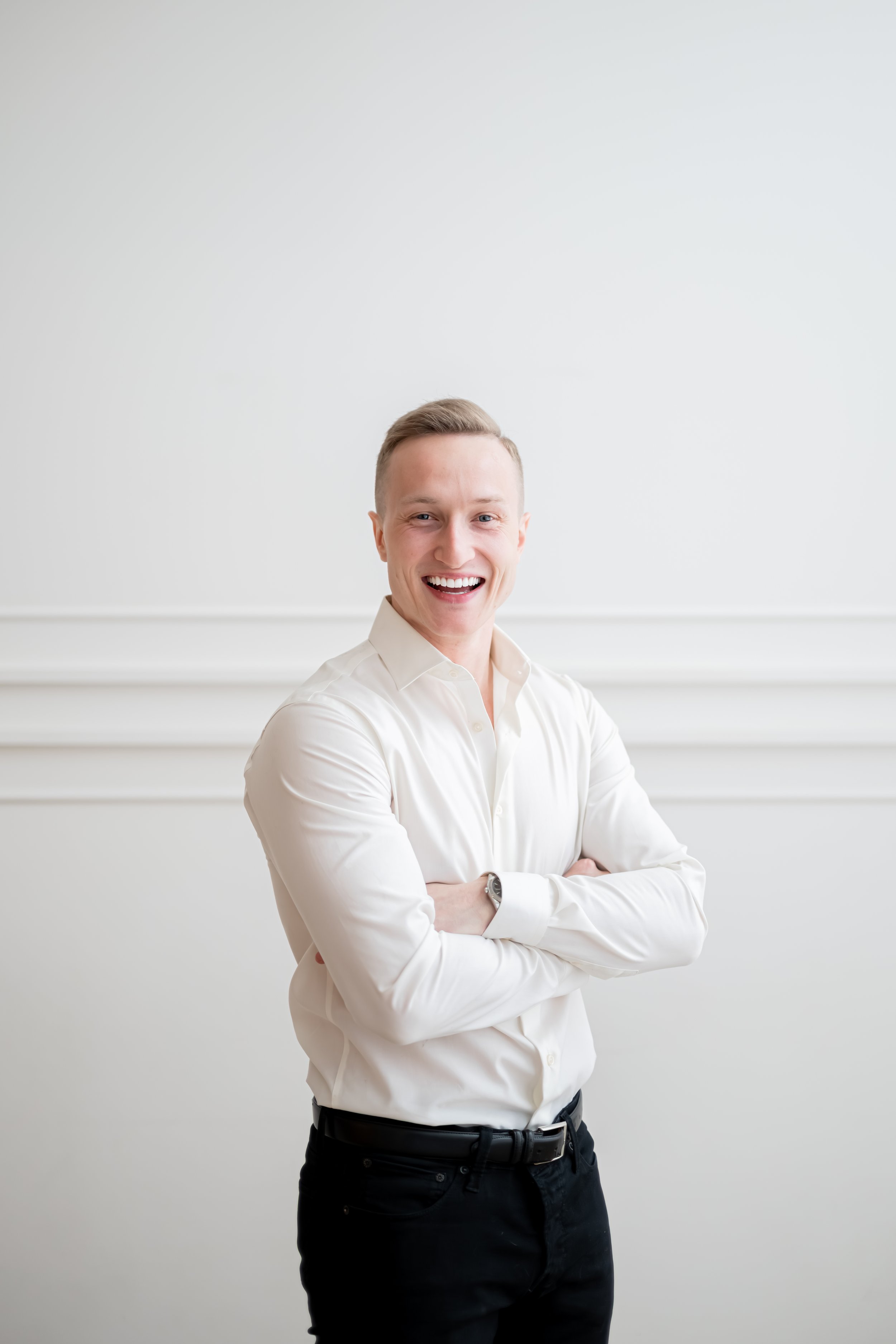 Professional headshots that feel confident, natural, and aligned with your brand. As a Calgary branding photographer, I create modern, editorial-style headshots for entrepreneurs, creatives, and professionals looking to elevate their online presence.