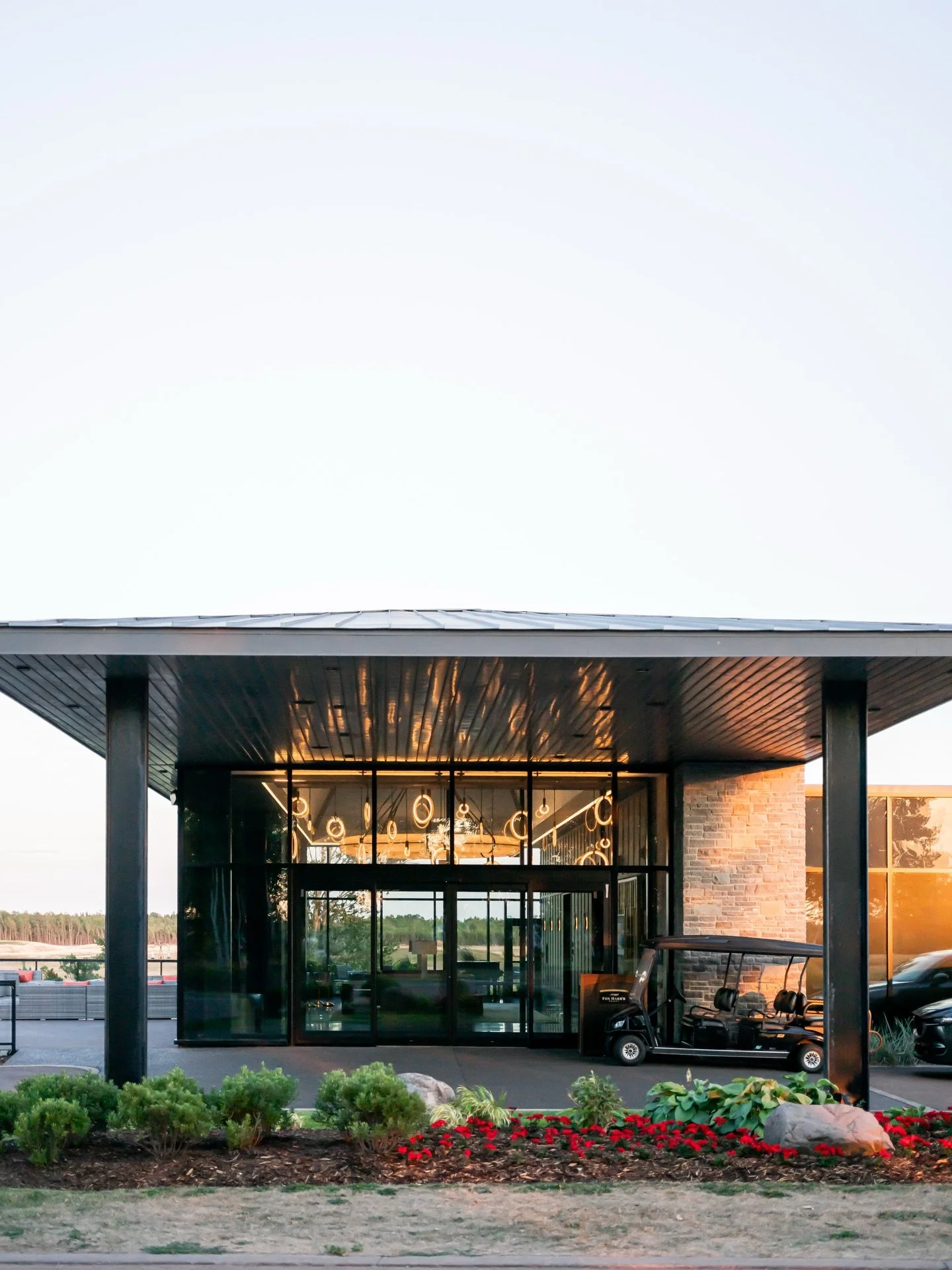 Cocktail hour might seem like a transition, but it&rsquo;s where some of the best moments happen 🤍

The hugs you didn&rsquo;t expect, the laughter with your closest people, the way the energy shifts from ceremony to celebration. It&rsquo;s relaxed, 