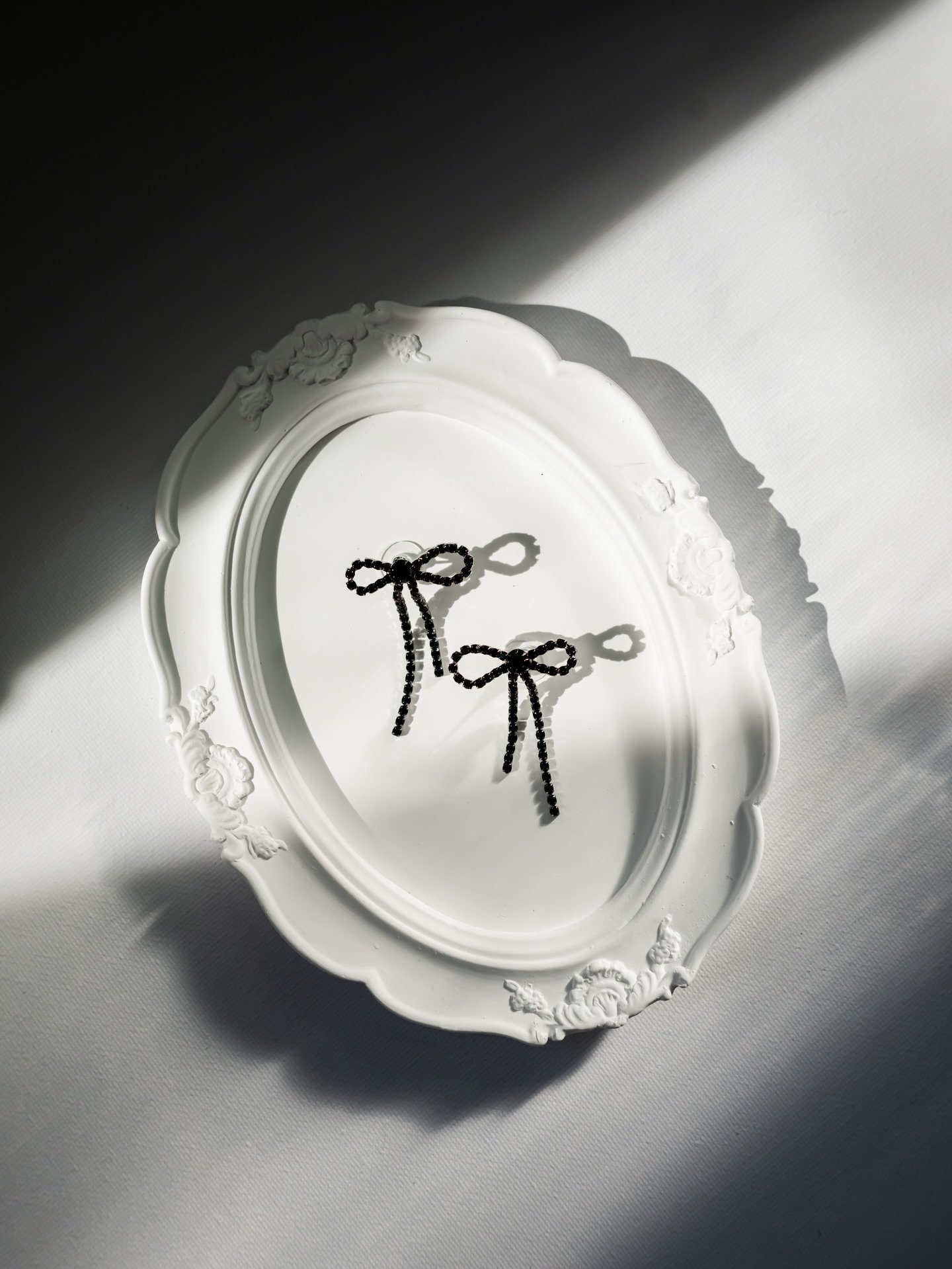 A little detail, a big statement 🎀

Bows are having their moment, soft, romantic, and effortlessly feminine. Whether woven into your dress, tied into your florals, or added through styling details, they bring a touch of charm that feels both playful