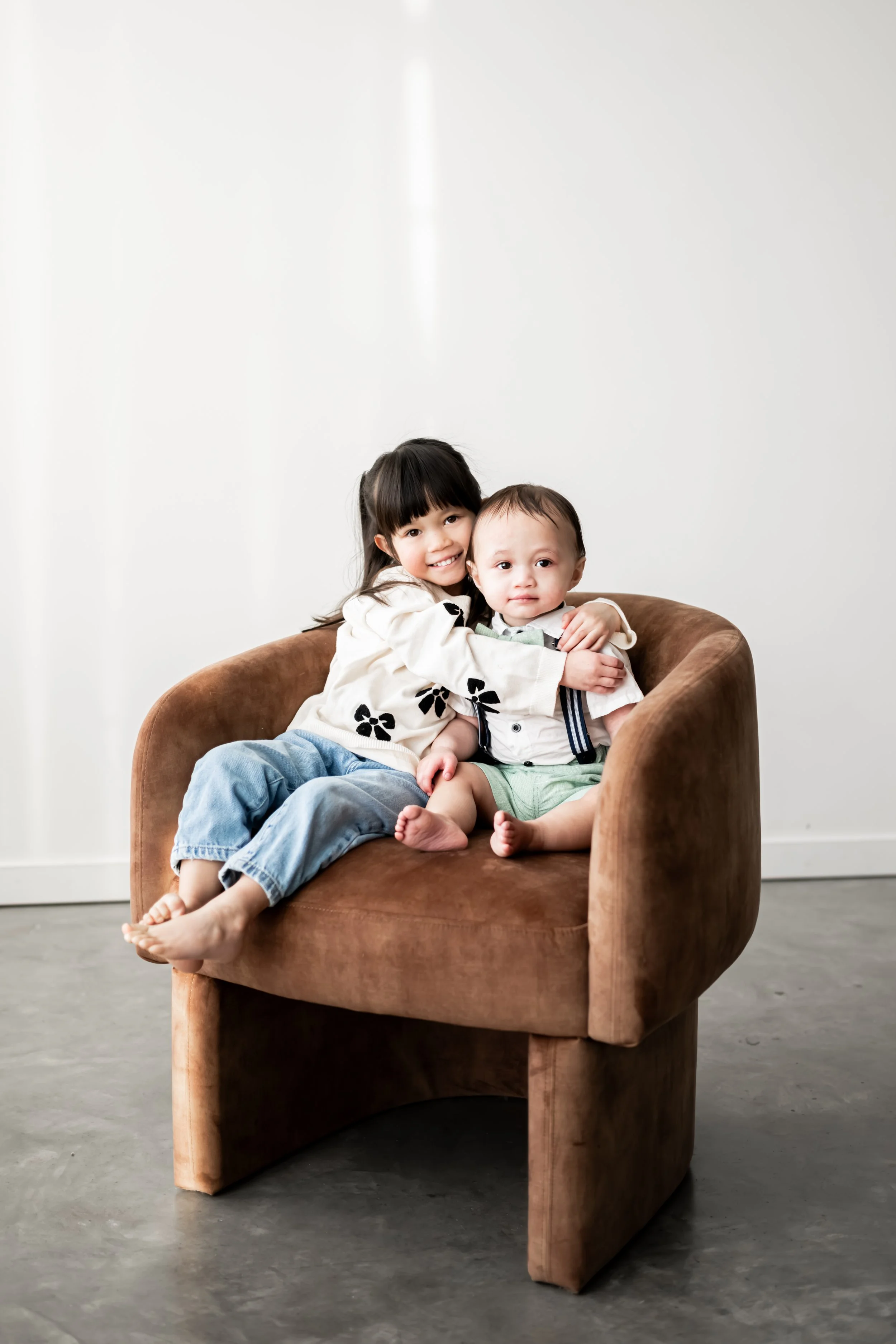 Calgary family photographer services bring a unique blend of artistry and emotion to every frame. As a premier family photographer in Calgary, I specialize in crafting stunning visual narratives that reflect the essence of your love story. Discover t