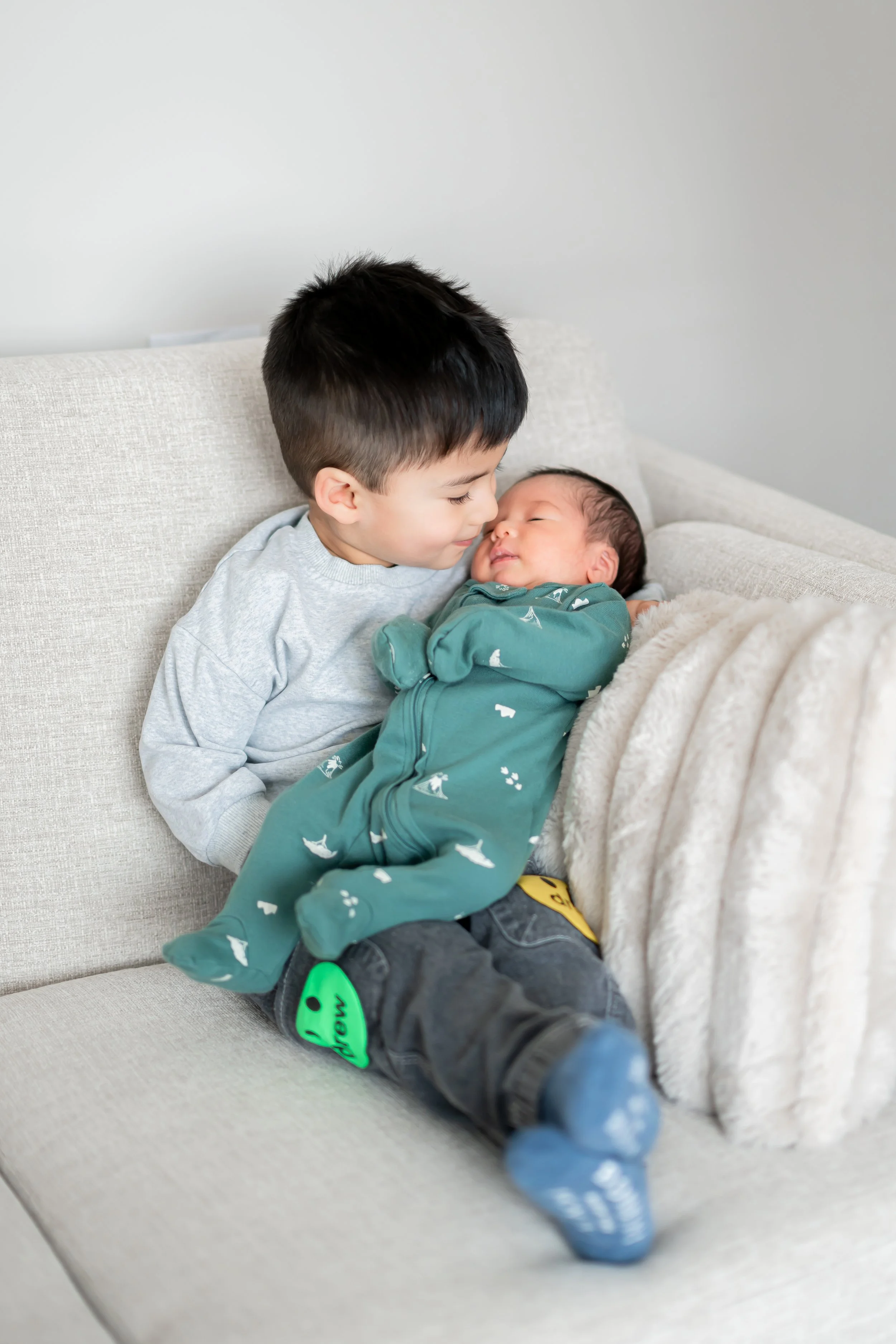 Welcome to the heartwarming world of Calgary newborn photography. Cherish the precious moments of your little one's arrival with our expert services. As a trusted newborn photographer in Calgary, we specialize in capturing the innocence and joy of th