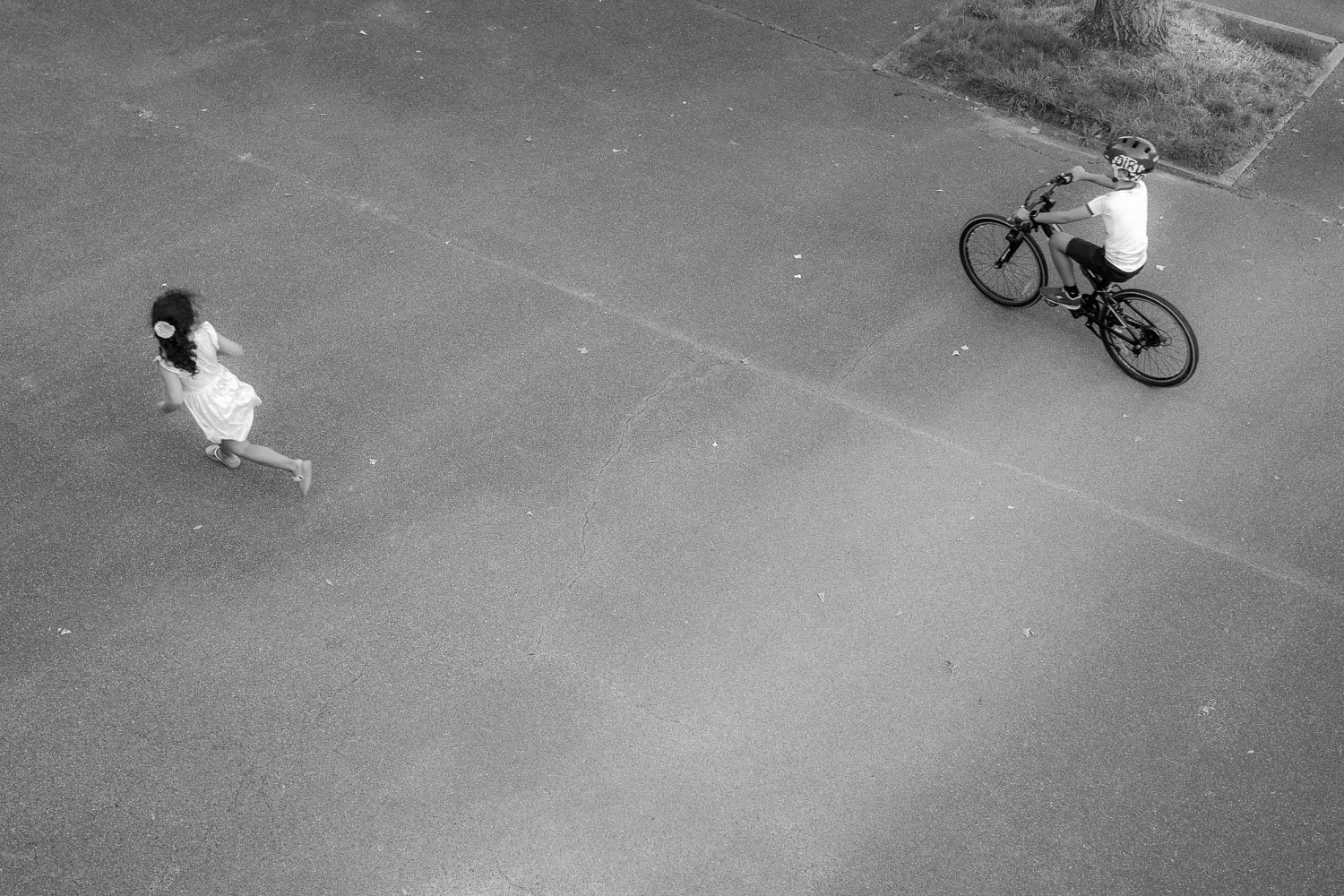 Boy and girl playing, Promenade Jean-Jacques Mercier,  Lausanne, 2023