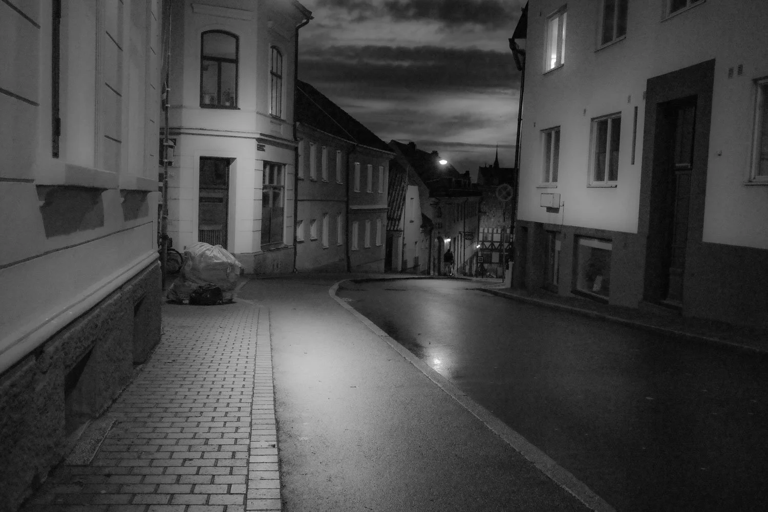 Nattlig scen (night scene) at Nedre Långvinkelsgatan, Helsingborg, 2023