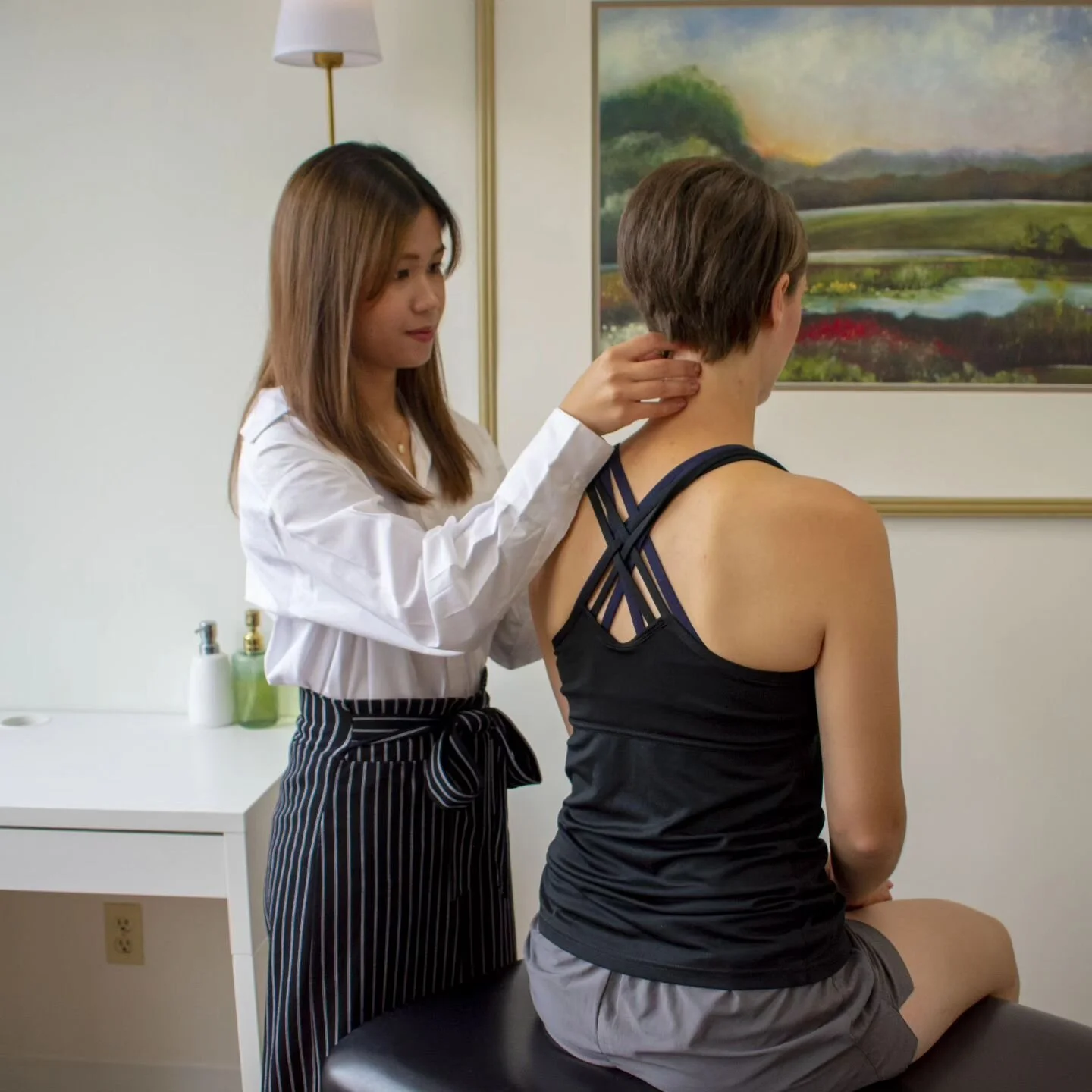 Let's talk about the silent cause of neck pain .. YOUR&nbsp;PURSE! 

It doesn't matter what type of bag you are carrying whether it goes on one shoulder or across your body.... our bodies still shift and rotate to counteract the weight.

Your body wi