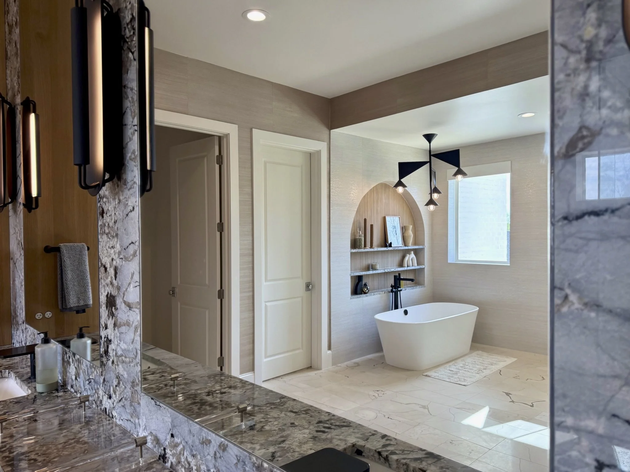 Luxury Tub – A sculptural centerpiece designed for pure indulgence.