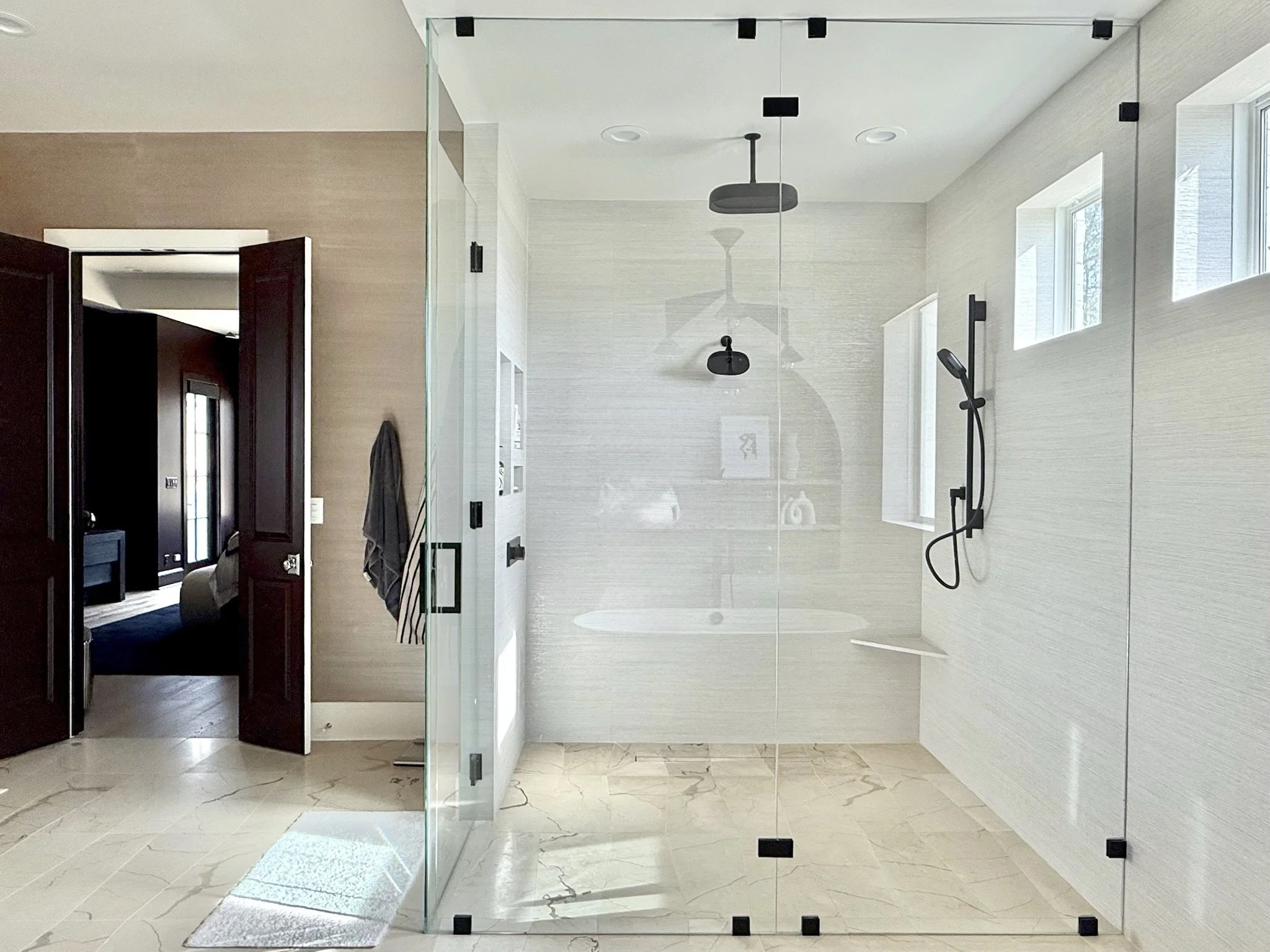 Expansive Shower – Outfitted with Kohler’s Anthem system, offering personalized experiences with rainheads, showerheads, and body sprays.