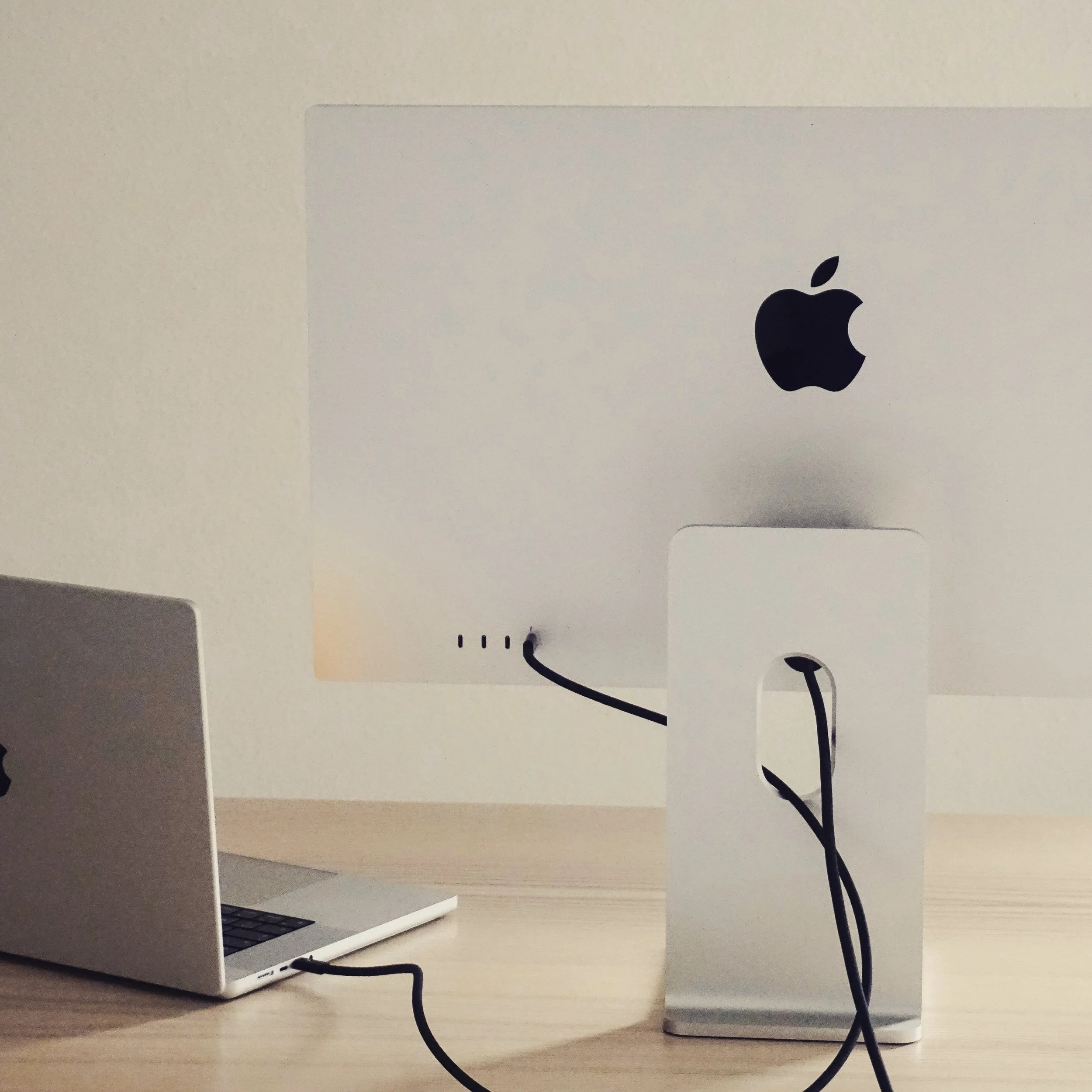 Blimey Instagrammers, you are looking super bright this morning 😎 . 

I caved in and bought an Apple Studio display (refurbished). 

For ages, my 'vintage' Thunderbolt 2011 display and I have got along just fine. I have my MacBook screen to and I ma