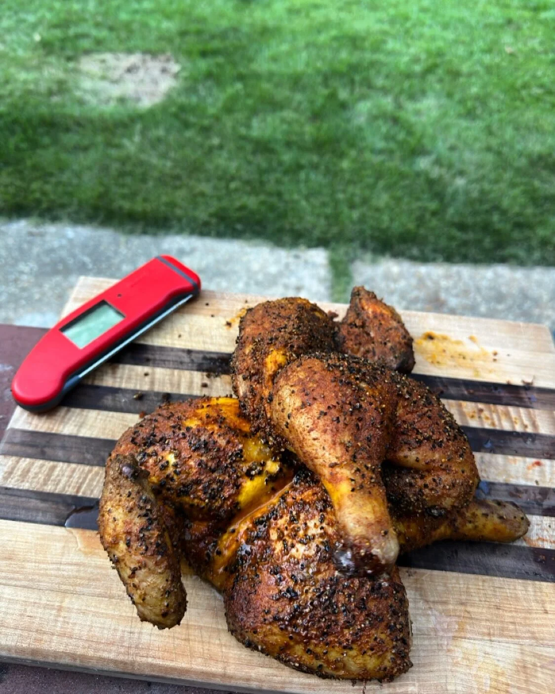 Oh so juicy and delicious mesquite smoked chicken from @crowdcow @cooksventure . Good old-fashioned inexpensive weeknight barbecue the entire family can enjoy. Cooked on our XL @biggreenegg and seasoned with a blend of @anchorseasoning ⚓️ BBQ rub and