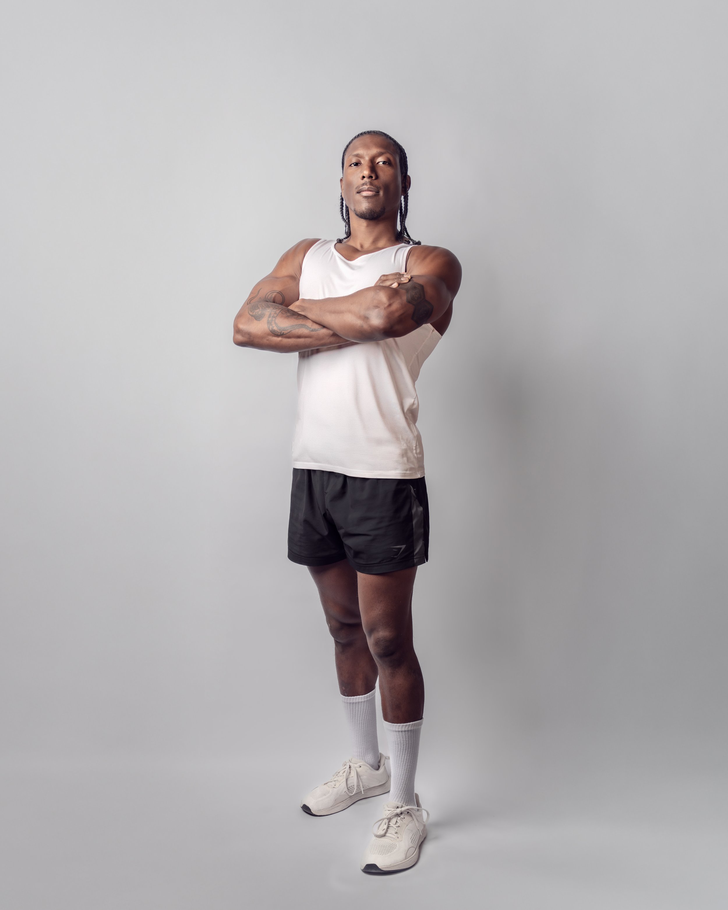 ATLANTA FITNESS PHOTOGRAPHY SESSION FEATURING ATHLETE POSING IN STRONG GYM PORTRRAIT