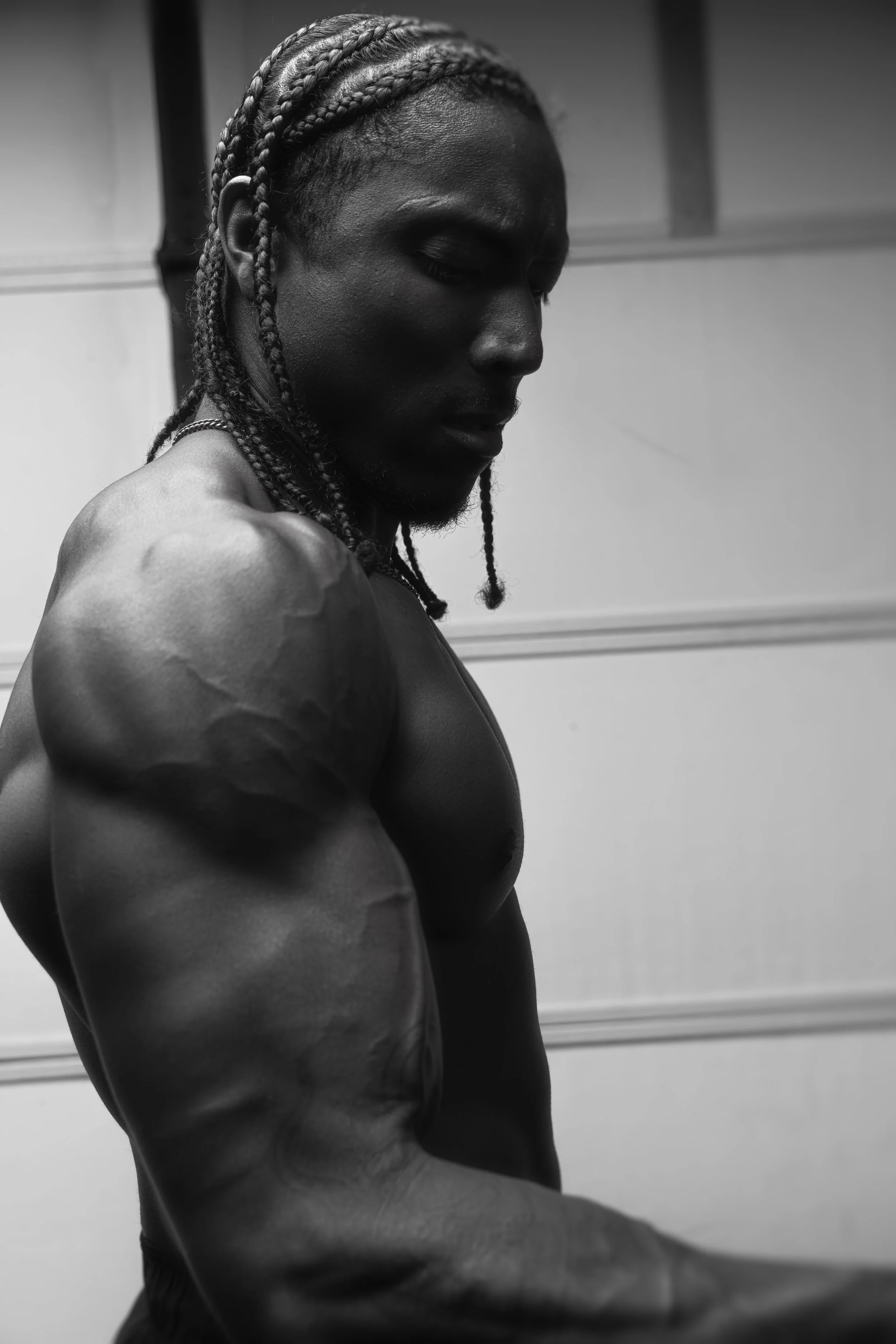 ATLANTA FITNESS PHOTOGRAPHY SESSION FEATURING ATHLETE POSING IN STRONG GYM PORTRRAIT