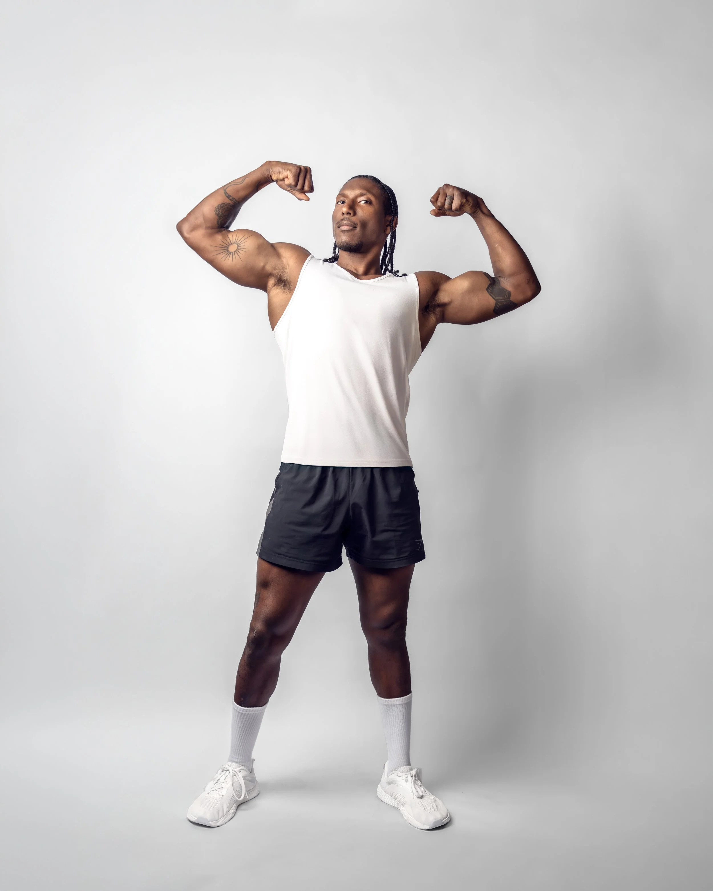 ATLANTA FITNESS PHOTOGRAPHY SESSION FEATURING ATHLETE POSING IN STRONG GYM PORTRRAIT