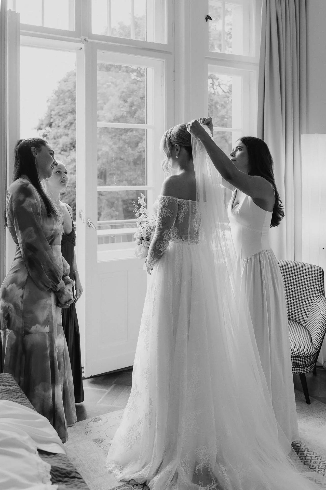 villa-blumfisch-wannsee-bride-getting-ready-berlin-18.jpg