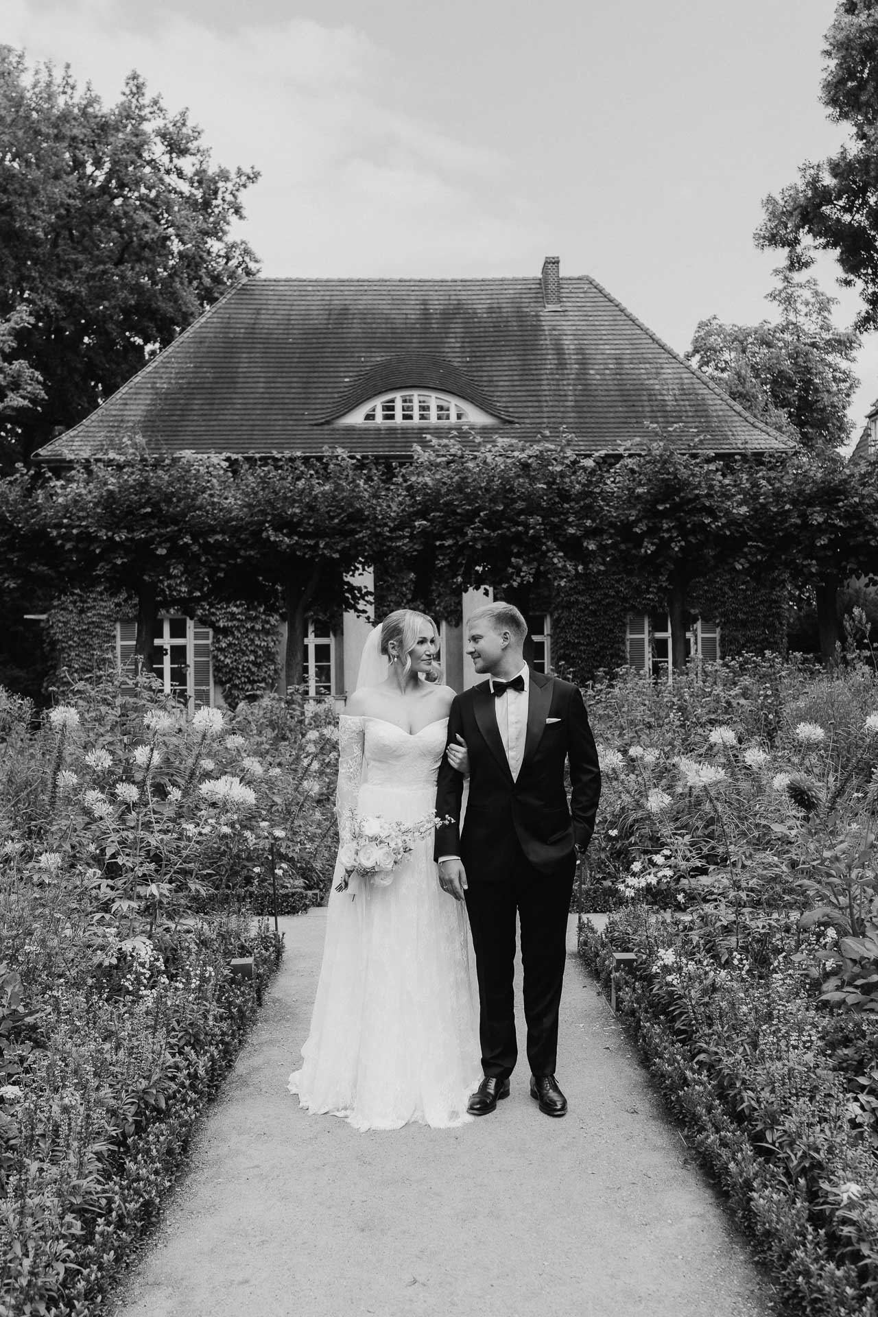 villa-liebermann-wannsee-couple-portraits-berlin-1.jpg