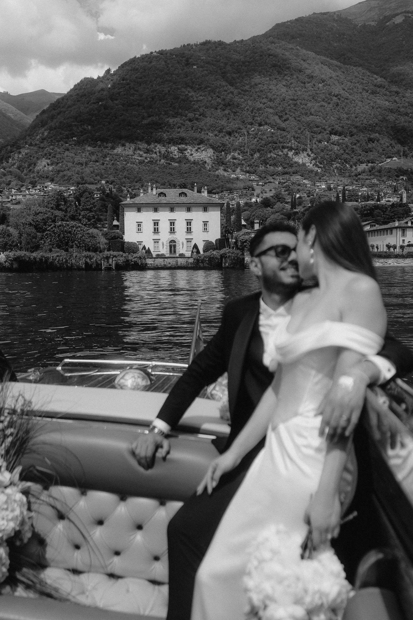 couple portrait boat ride villa balbiano