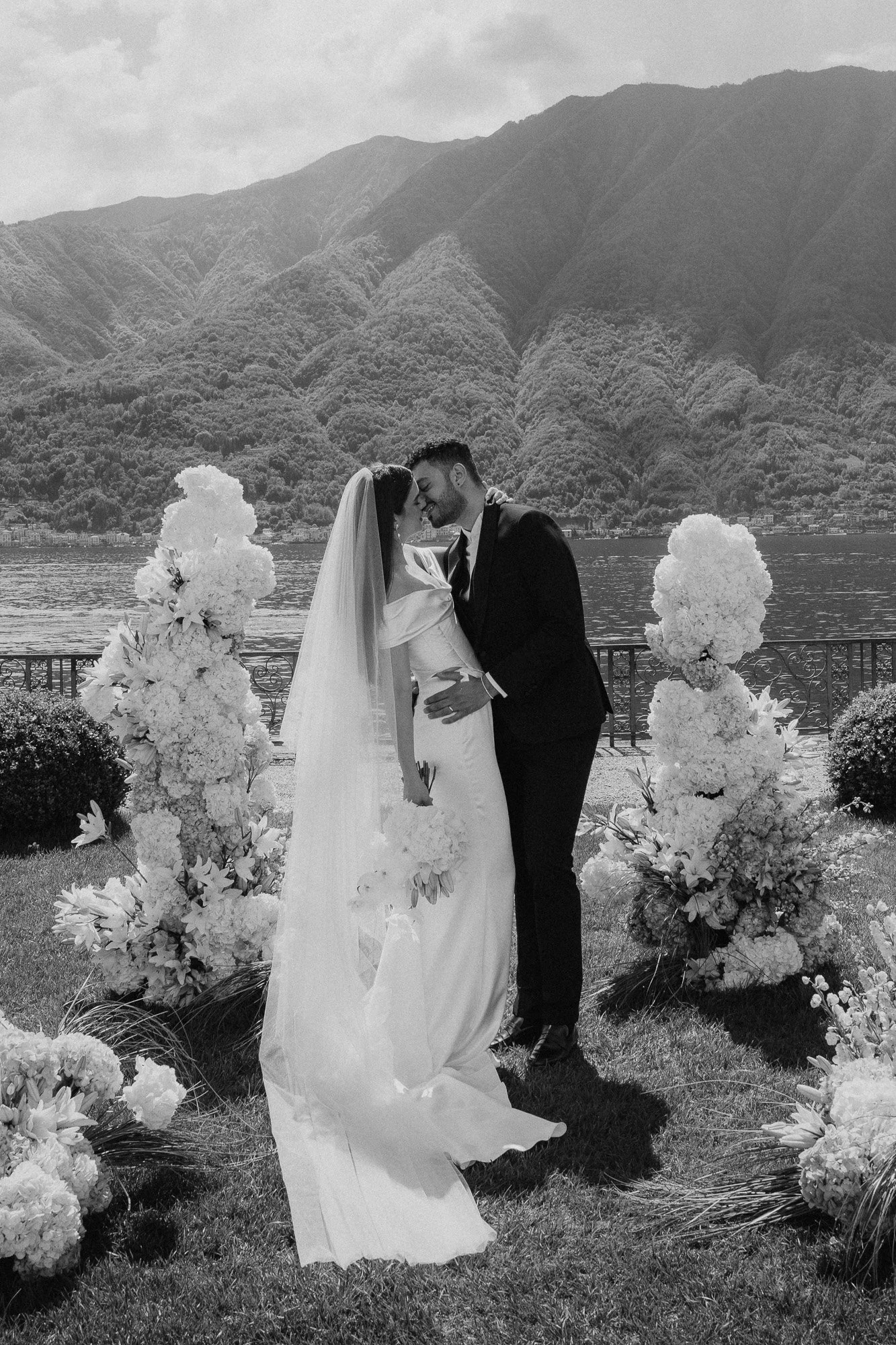 romantic couple lake como mountains