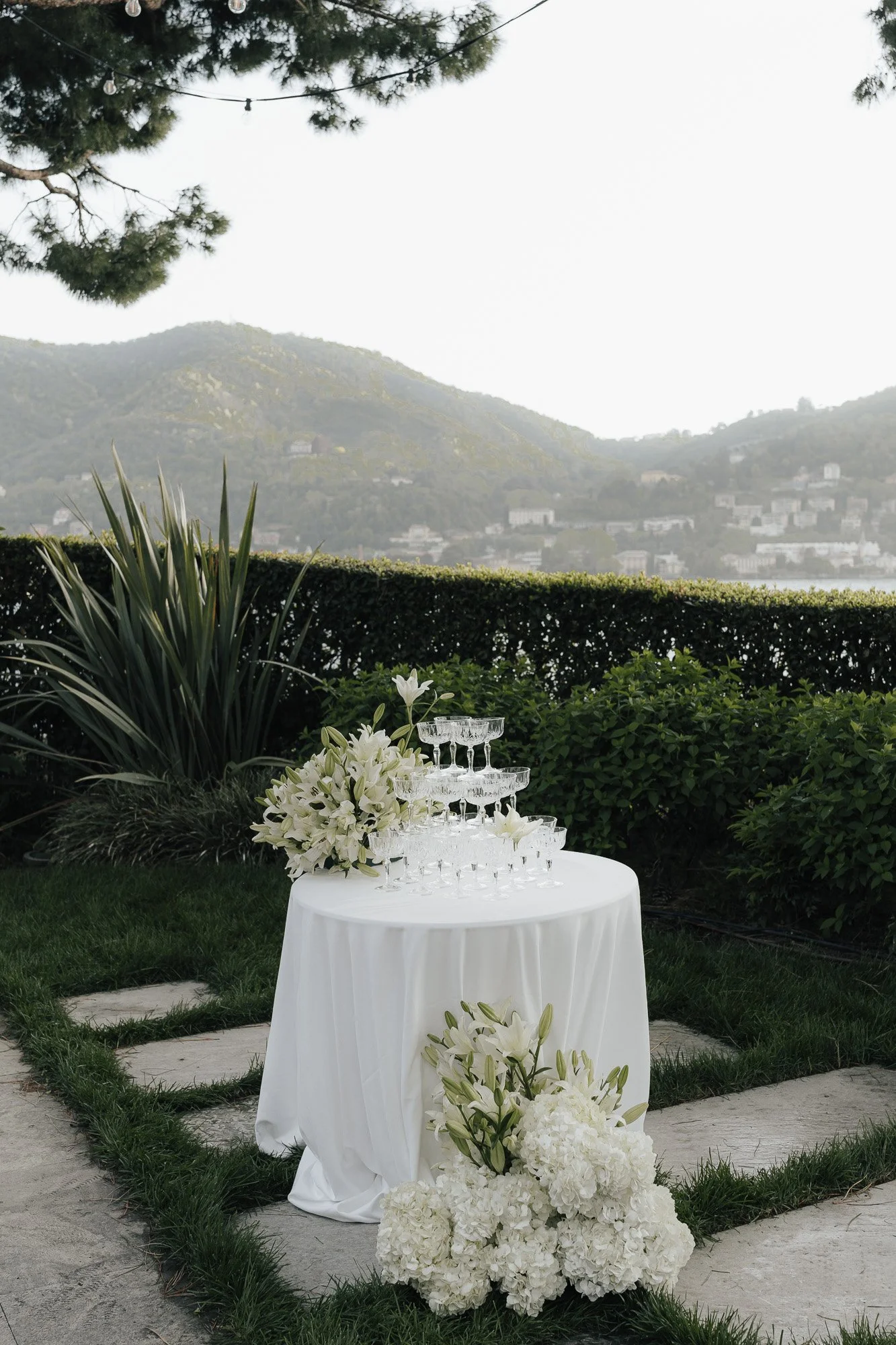champagne tower lake como wedding