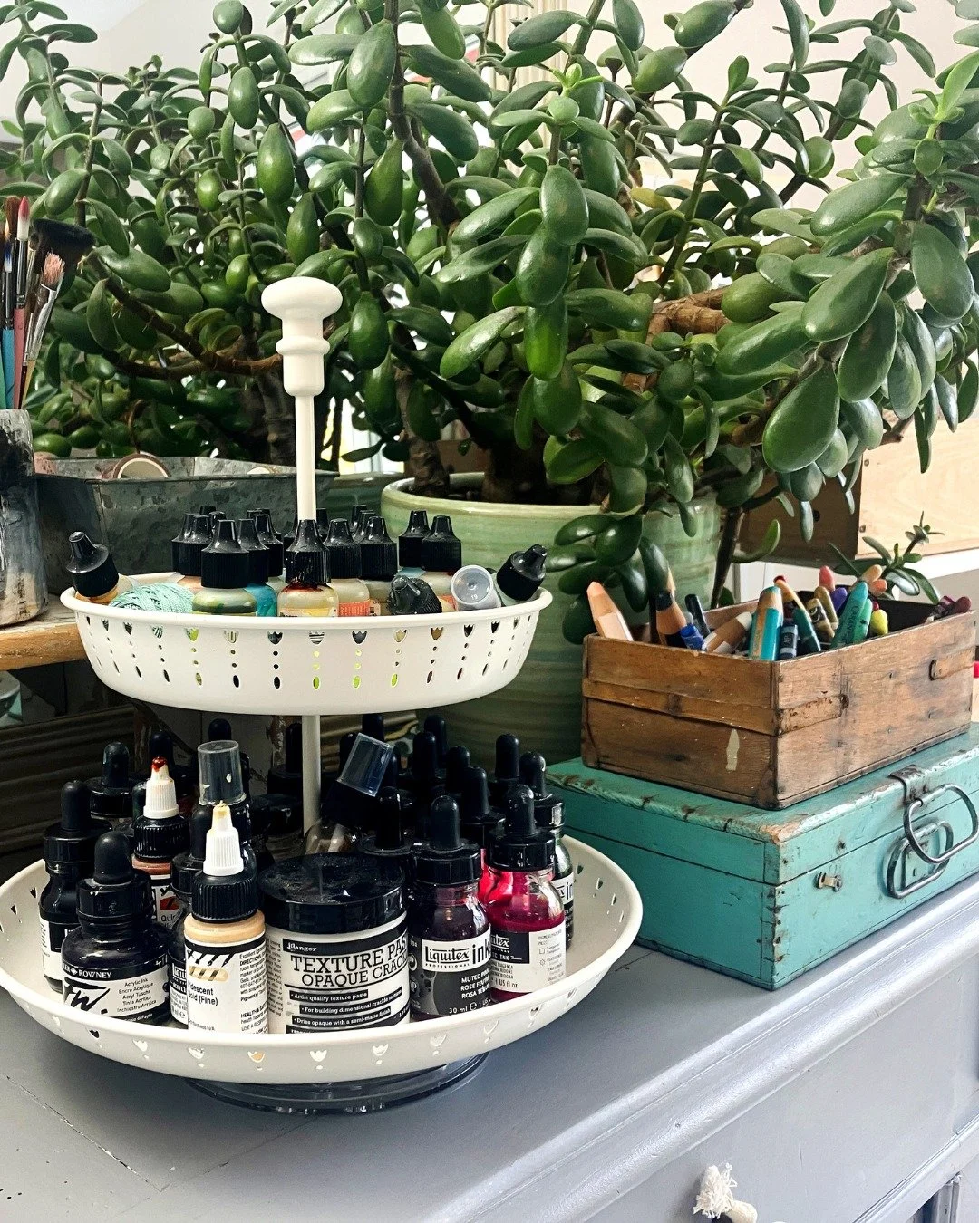 🌟Artist Tip🌟 Make space for your creativity, wherever you are!
Your creative practice deserves a home, no matter how small. It might be a sunny corner, a fold-out table, or a rolling cart tucked under the stairs. 

💕 What matters most is not perfe