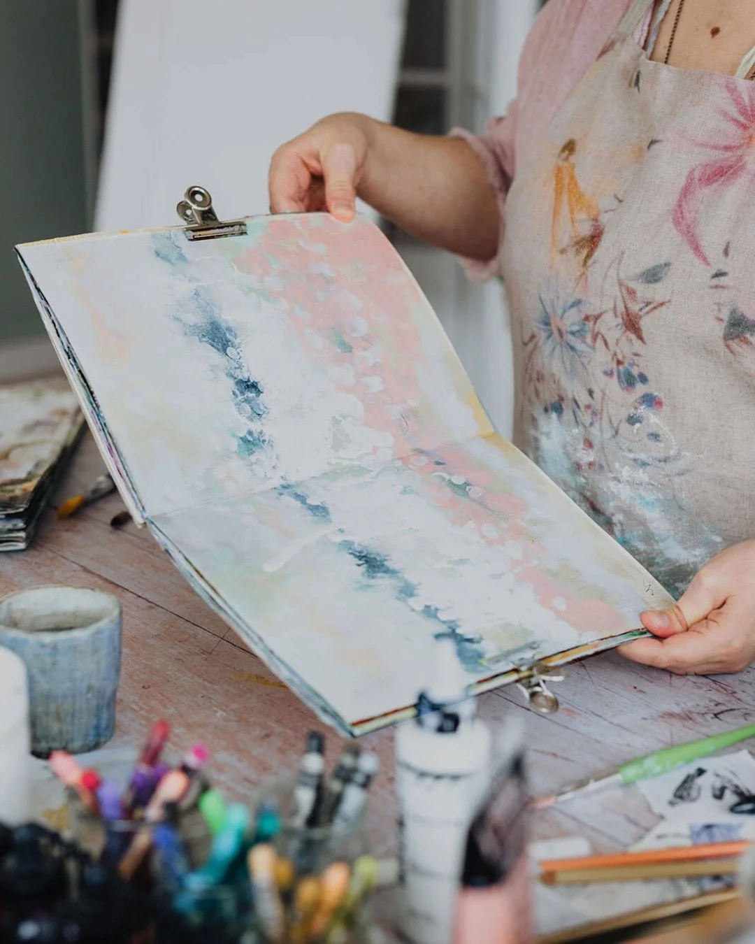 You don&rsquo;t need to ask Santa for loads of supplies to start art journaling! Since I've moved my art studio to my dining table, I have a small rolling cart curated with my favorite supplies that are at easy reach. 

🌟 If you&rsquo;re not sure wh