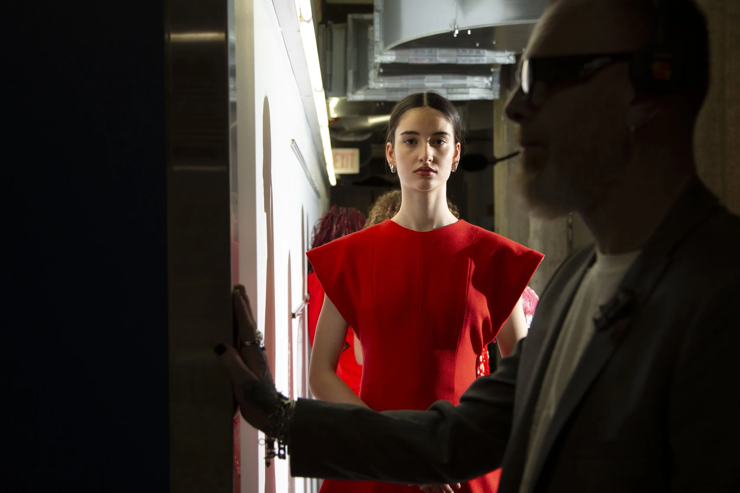 10.	Mira Ledermüeller models for Layla’s 5th look UMBRELLA.