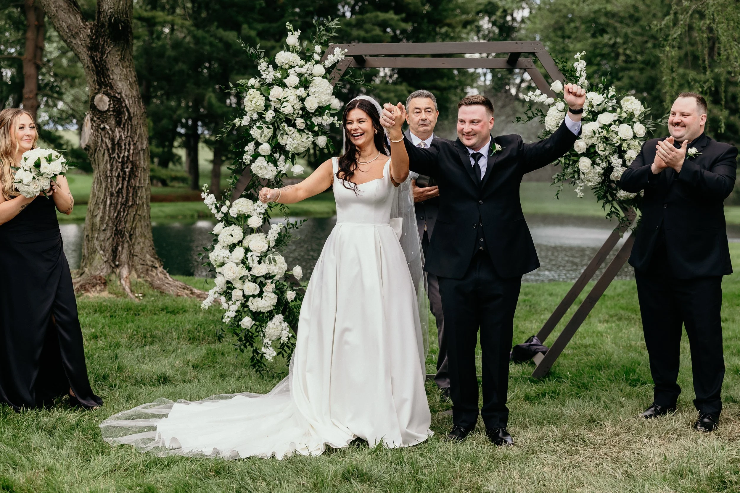 Samantha &amp; Blake’s Timeless Outdoor Wedding in Maryland