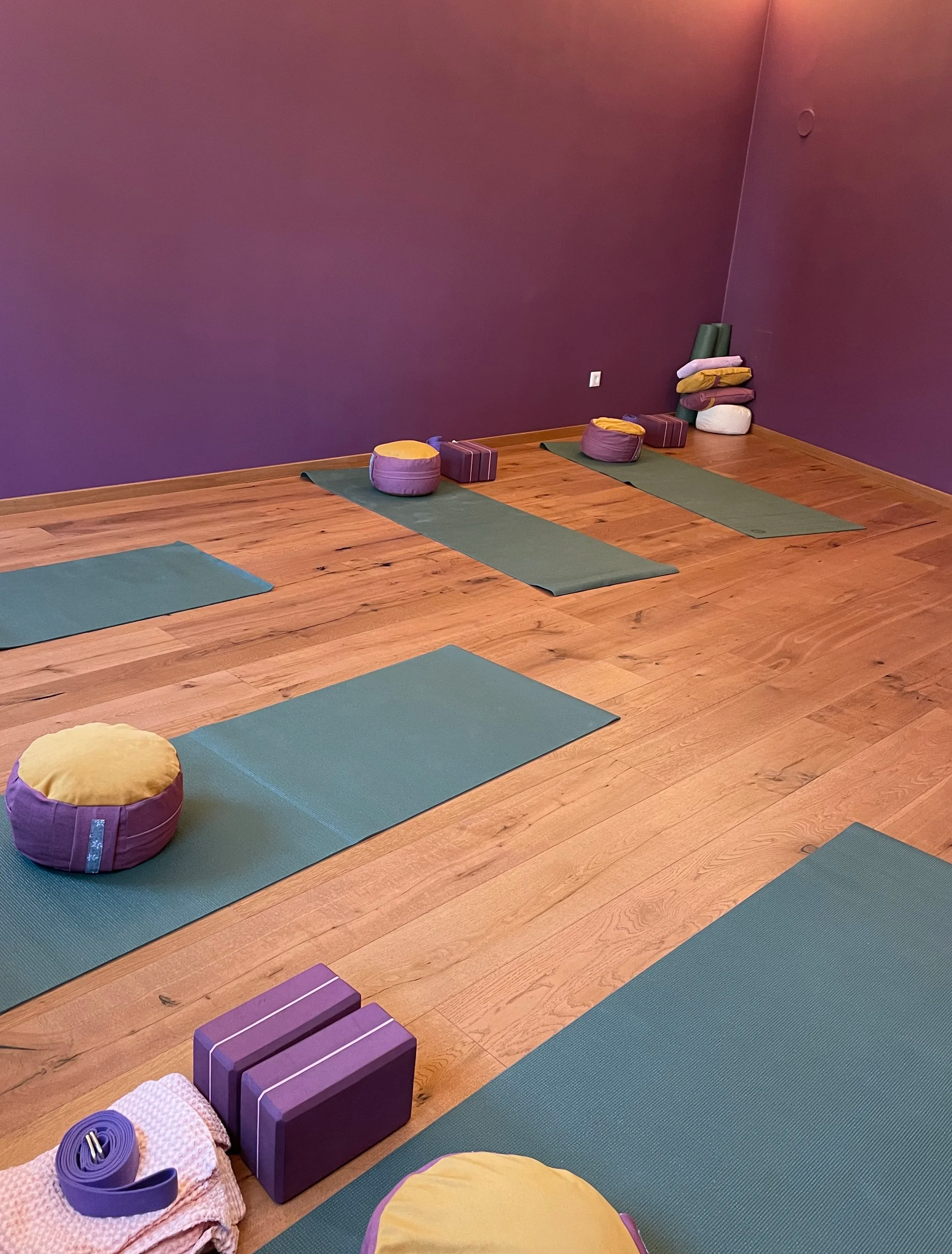 Yoga im Golden Womb Tempel mit Marie Anne Vali