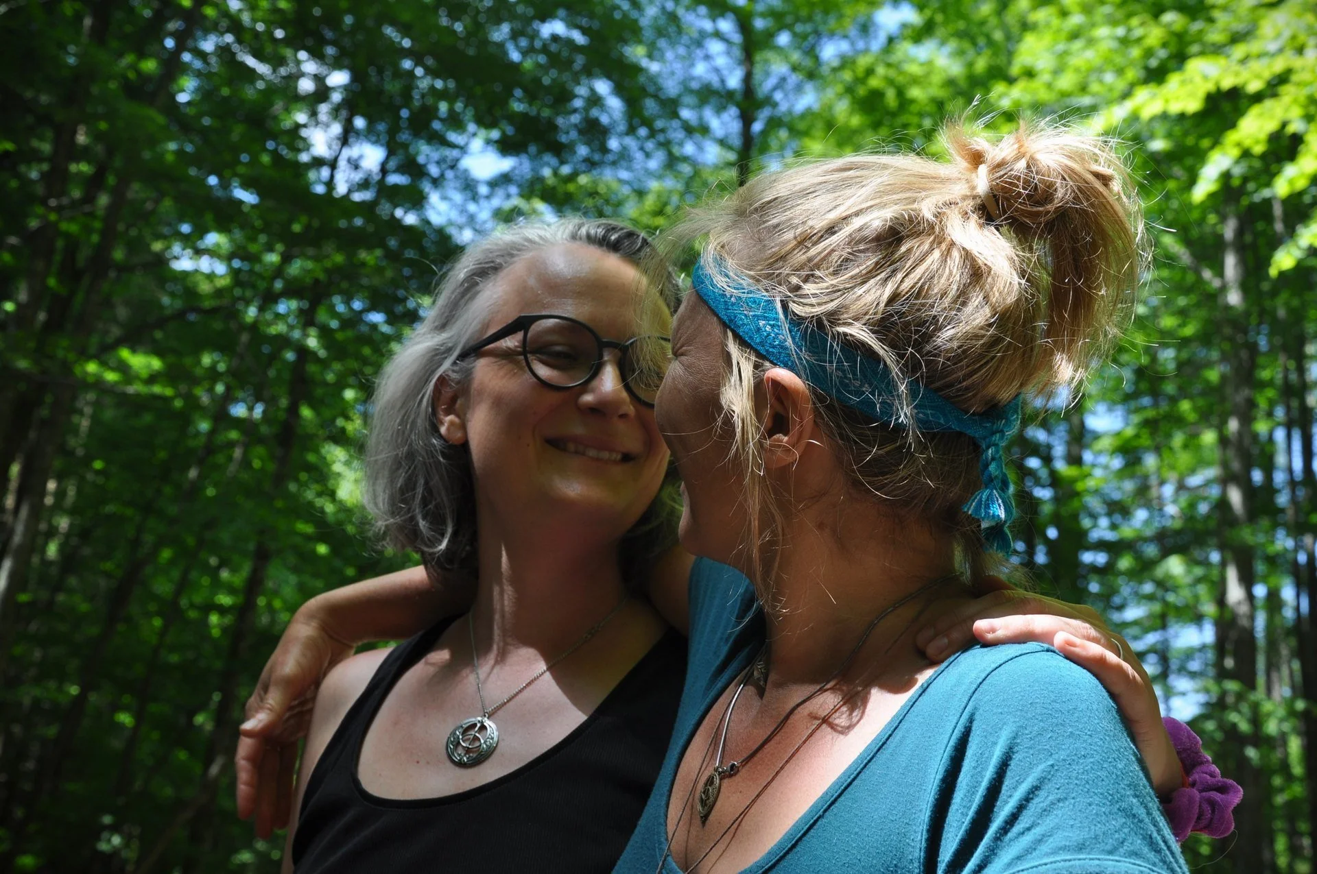 marie anne und ijanna schauen sich an.jpeg